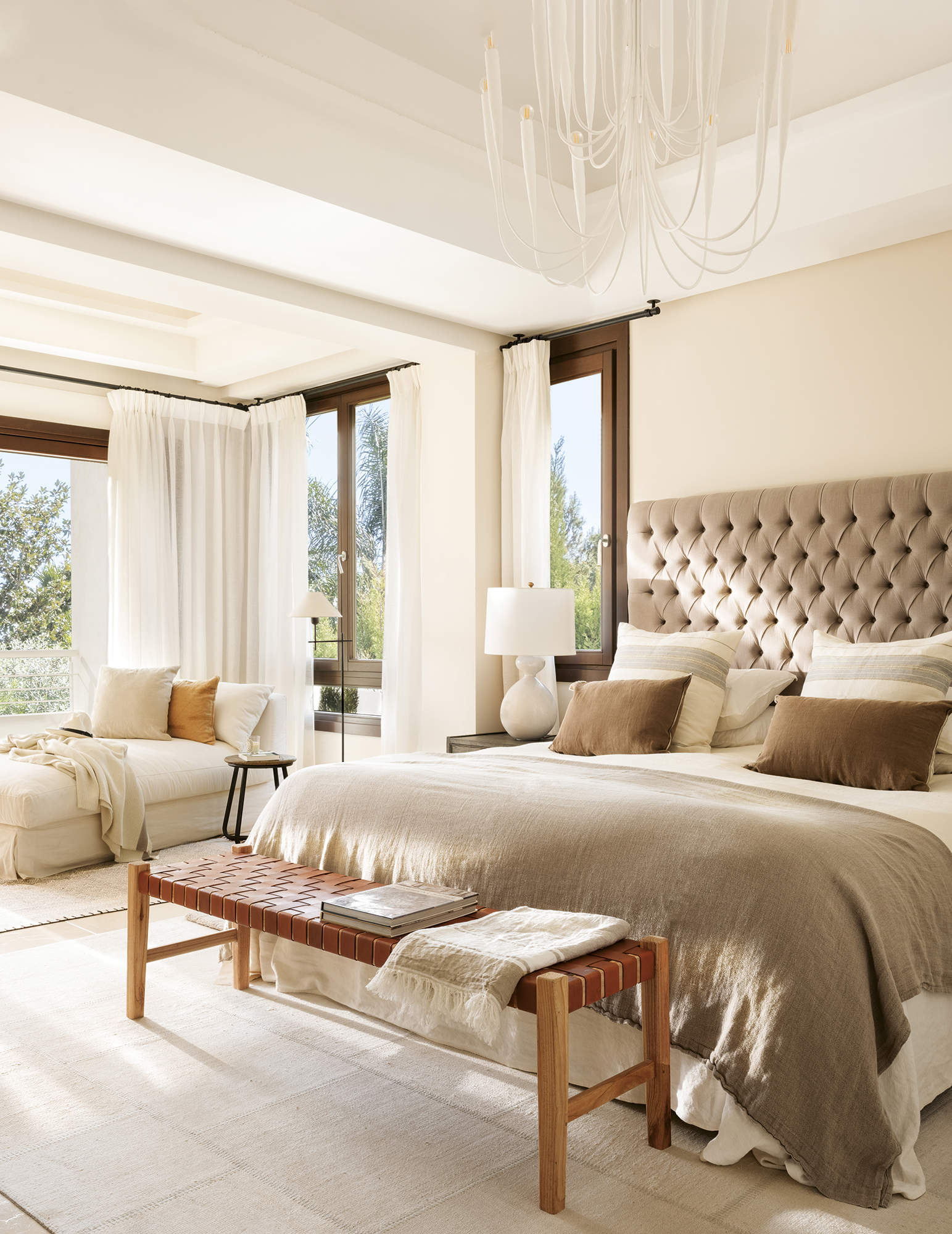 Dormitorio elegante y luminoso en tonos grises y crudos
