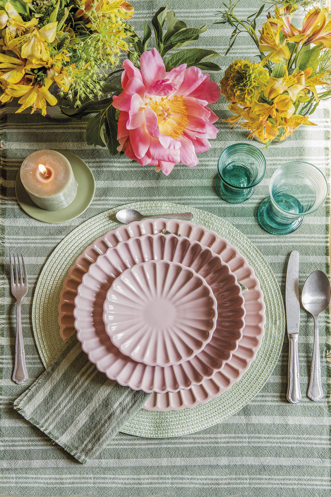 7 looks de mesa: mesa de comedor vitalista con color