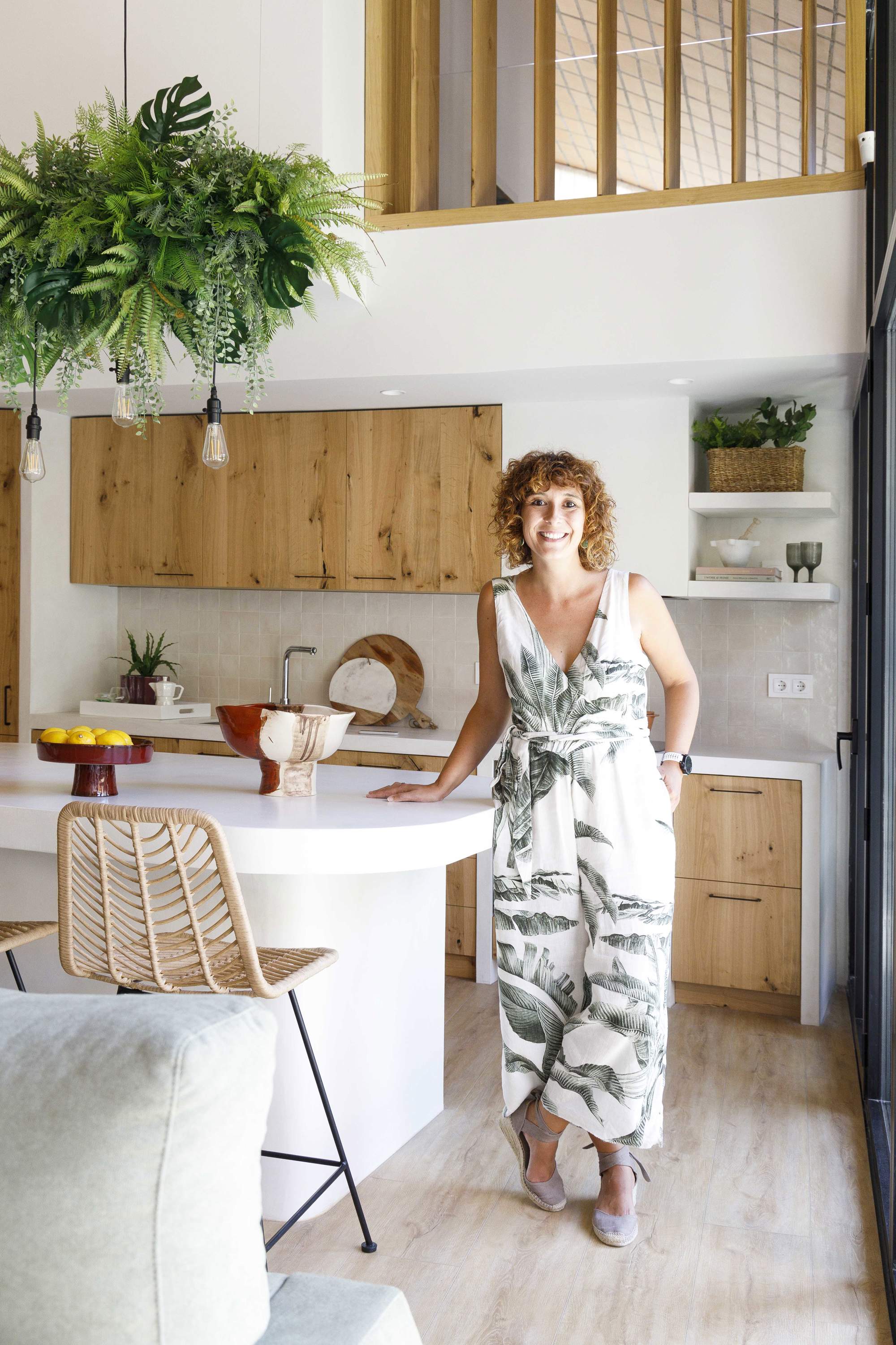 Retrato de la interiorista Anna Marsal en la cocina.