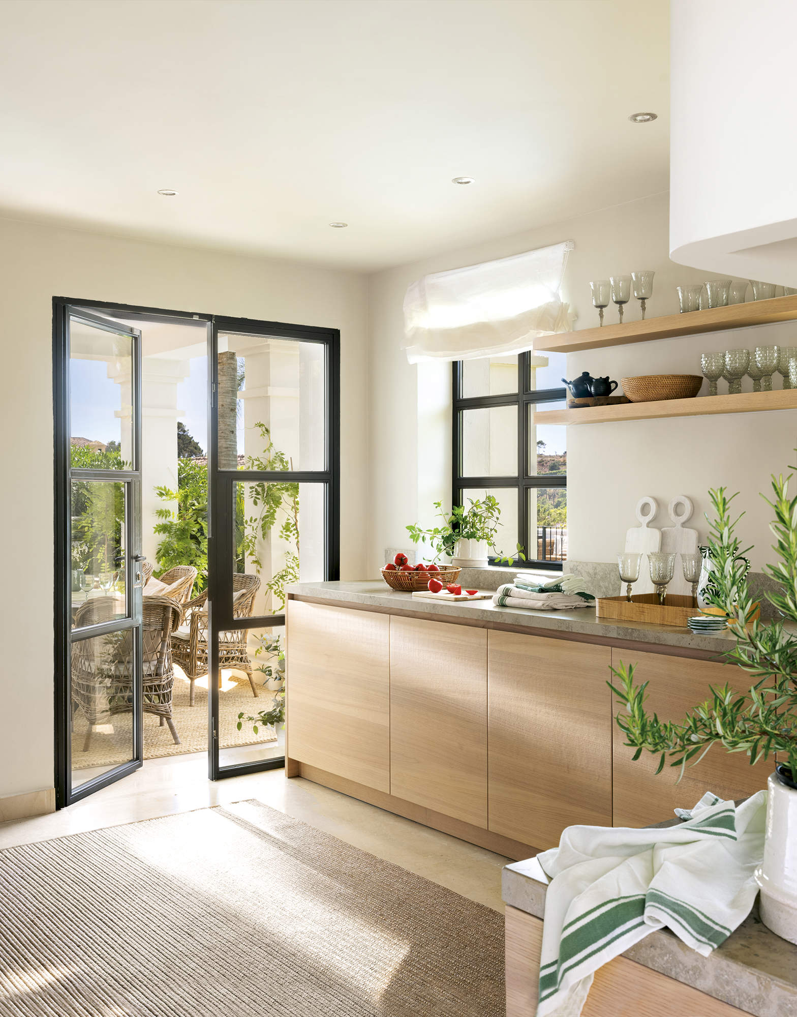 Cocina de madera con encimera de piedra y cerramientos negros