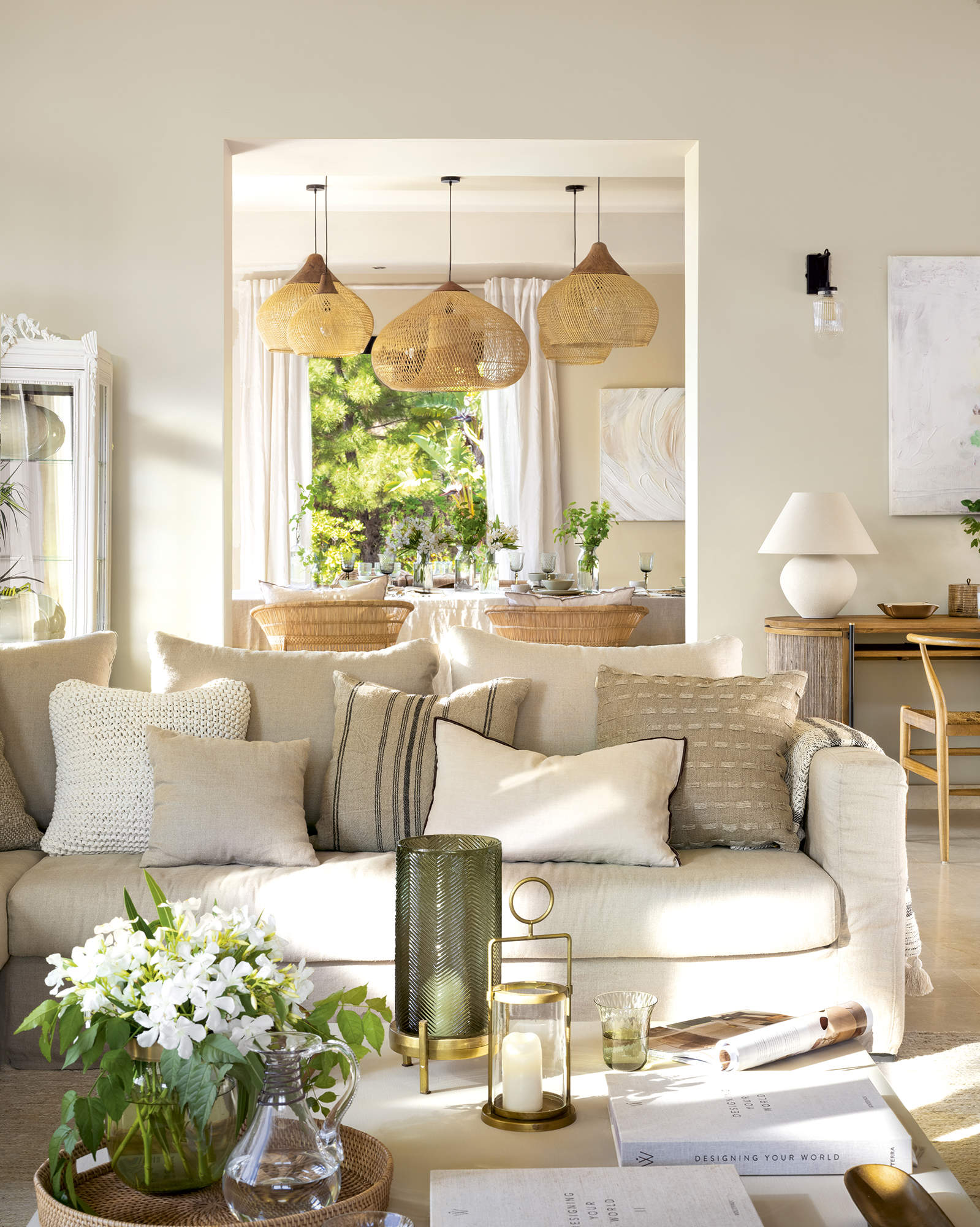 Salón beige con ramo de flores, fibras naturales y cerámica