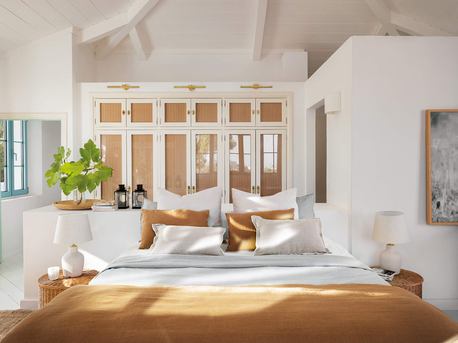 Dormitorio rústico moderno blanco con ropa de cama color tierra