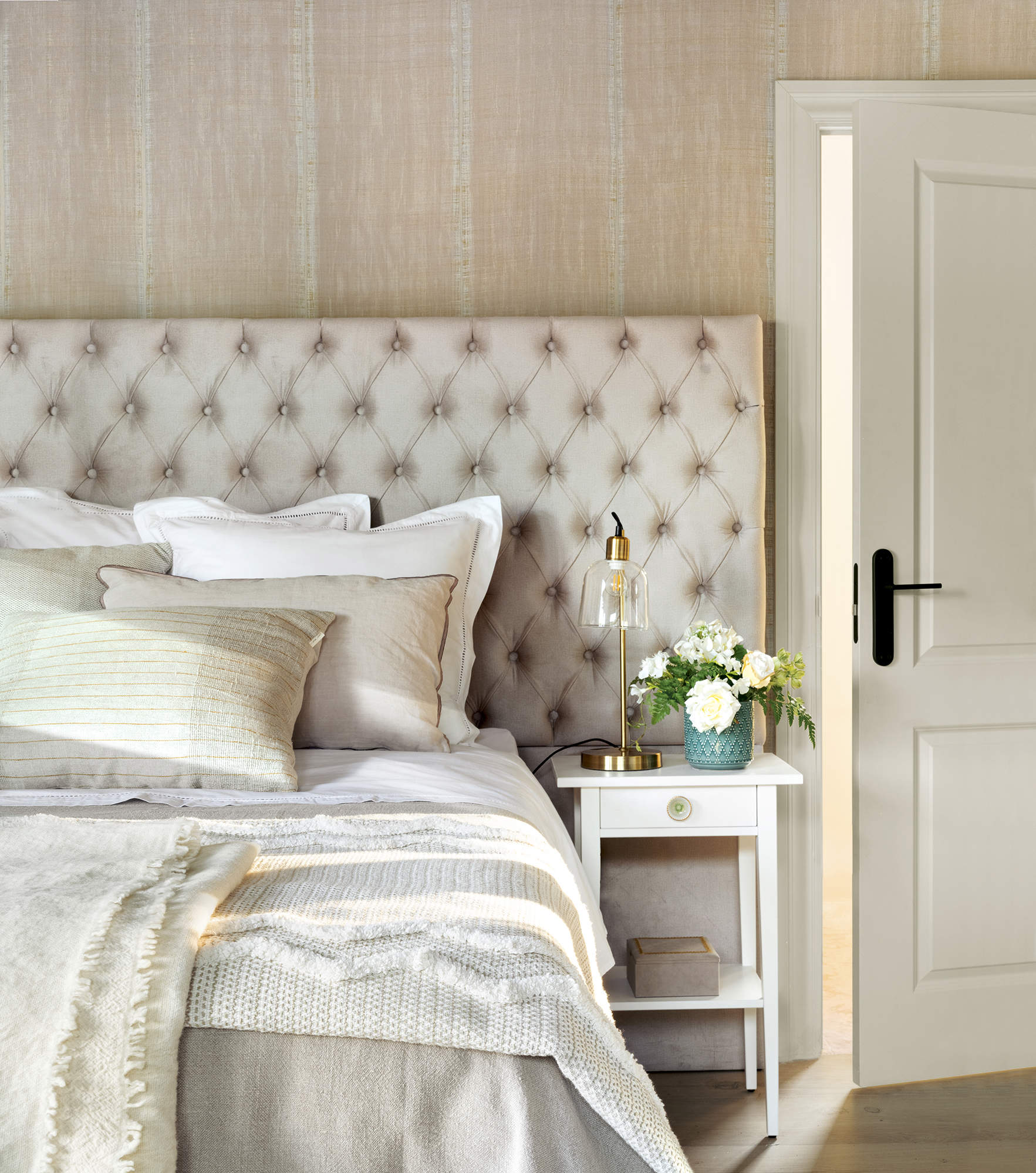 Dormitorio elegante color gris y beige con cabecero de capitoné