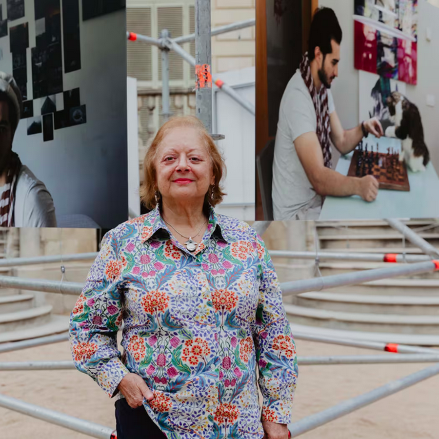 La fotógrafa Cristina García Rodero con dos de sus fotos de la exposición de IKEA en Barcelona