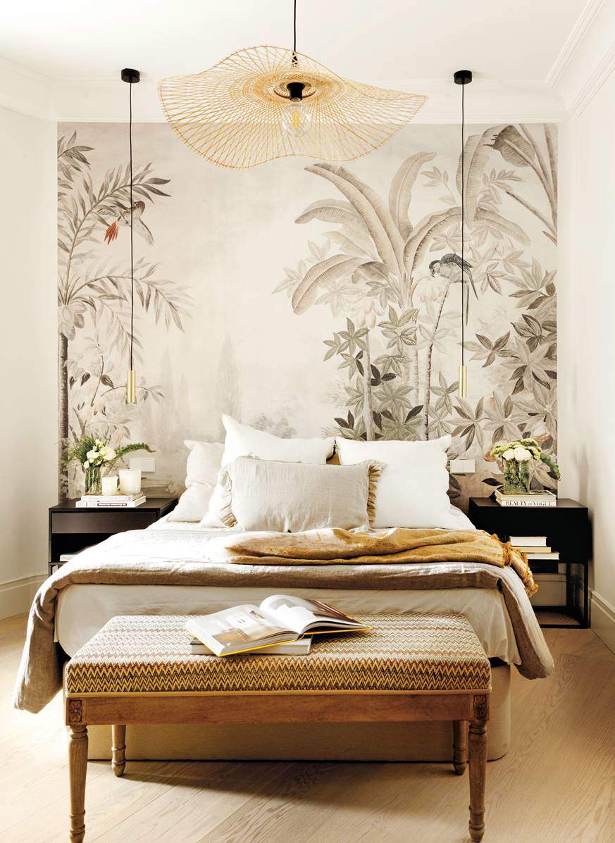 Dormitorio con mural oriental, mesitas negras y banqueta tapizada. 