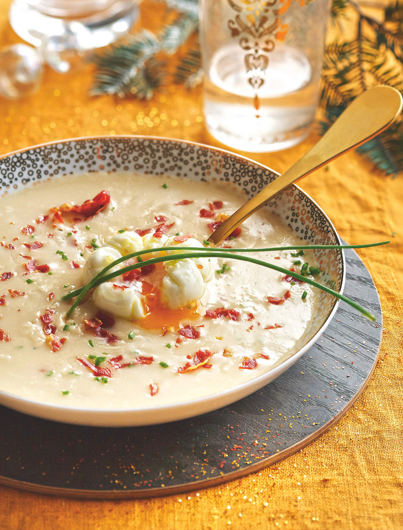 Recetas de sopa de ajo o castellana: crema castellana con huevo flor y jamón crujiente.