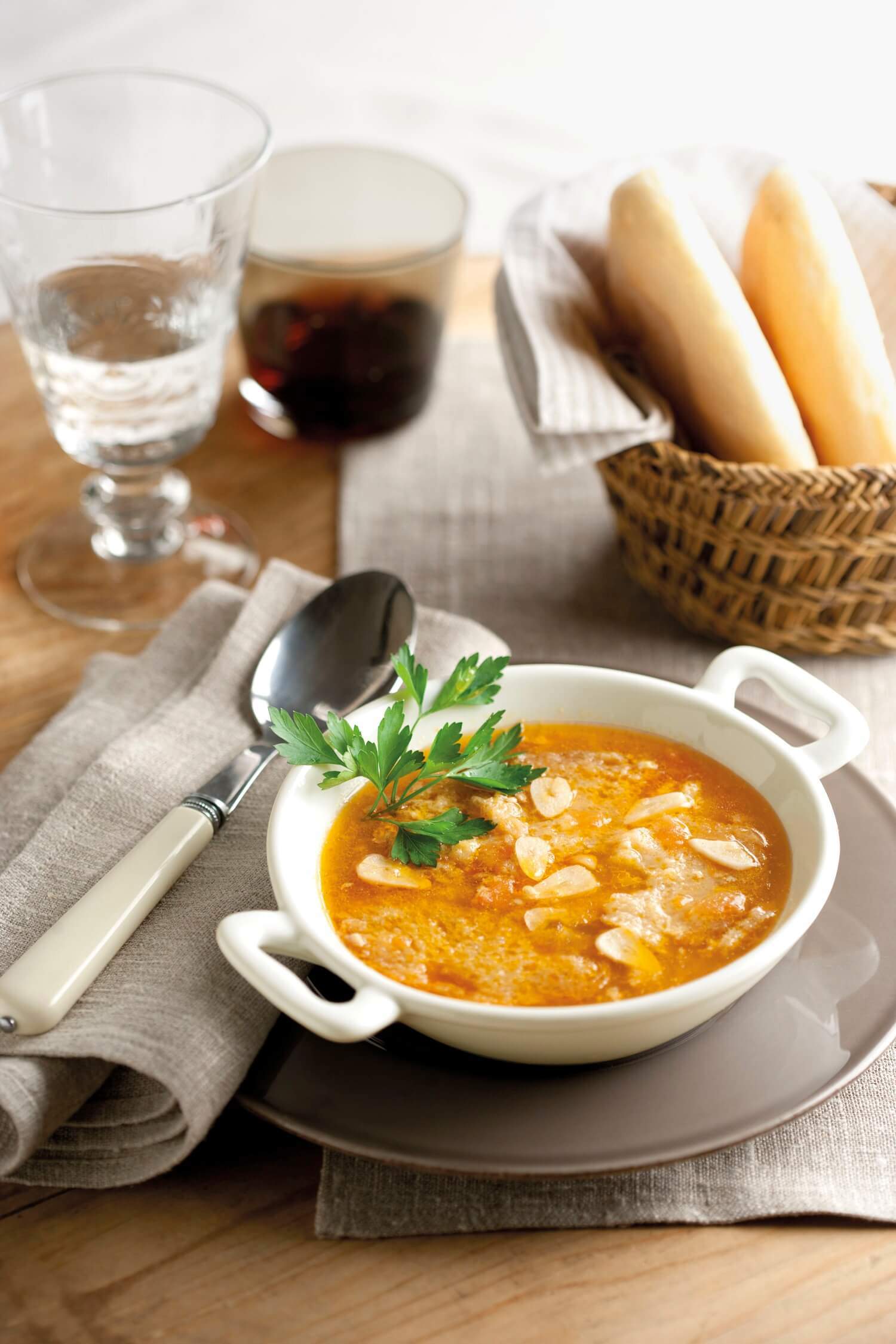 Recetas de sopa de ajo o castellana: sopa de ajo con pan y huevo.