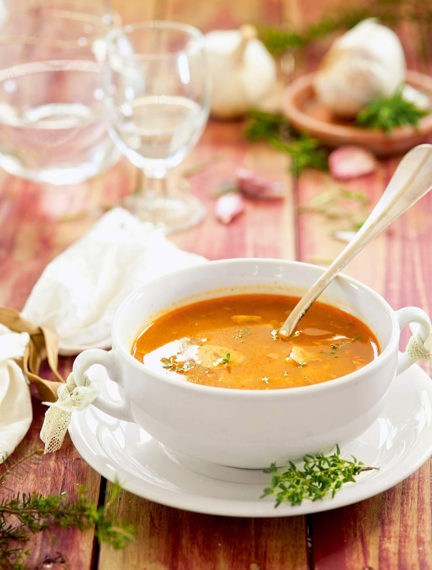 Recetas de sopa de ajo o castellana: sopa de ajo al tomillo.
