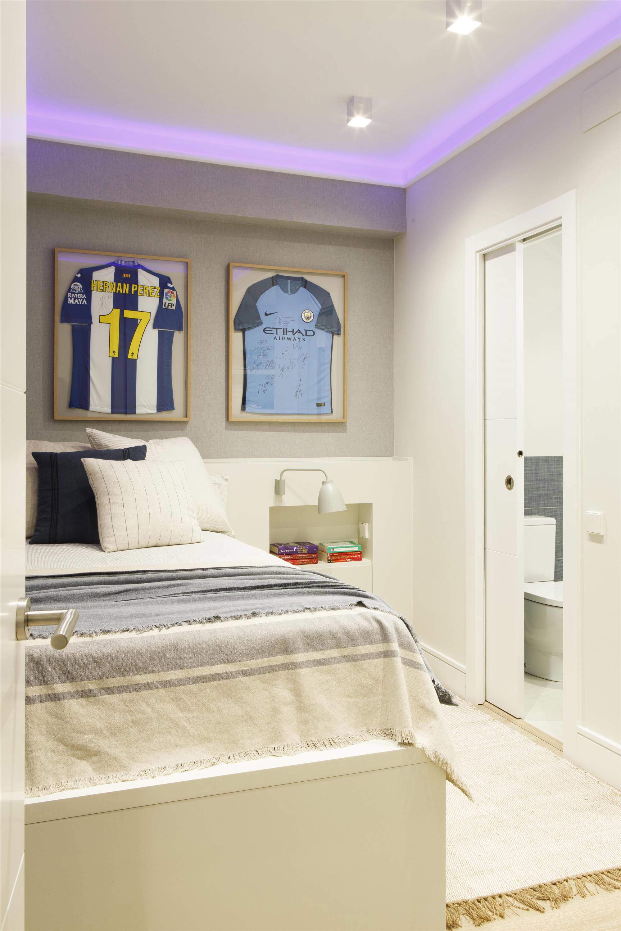Dormitorio juvenil masculino con bañen suite, proyecto de la interiorista Pia Capdevila.