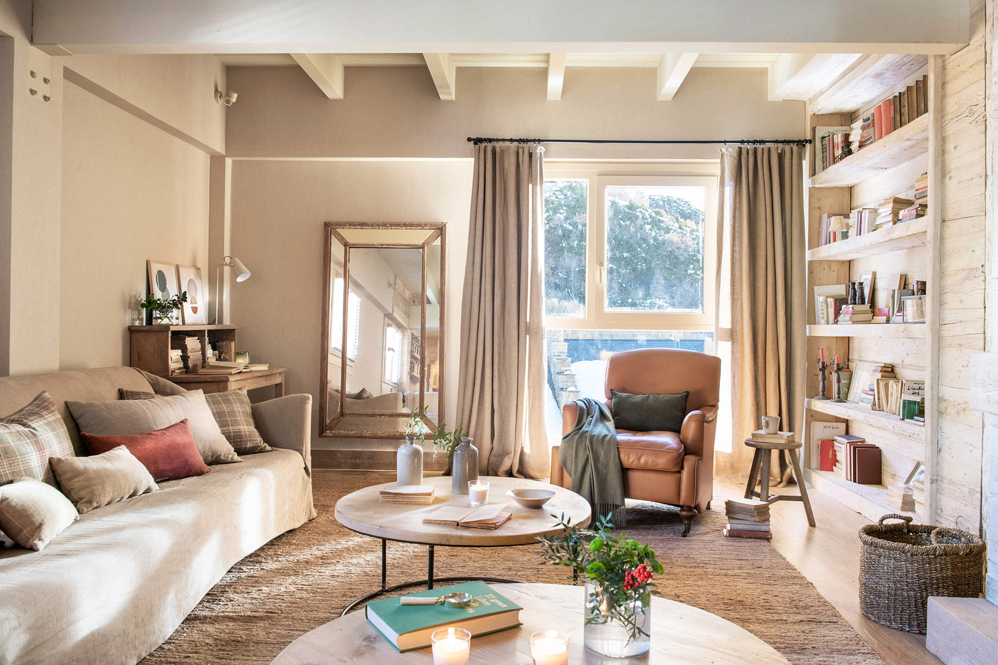 Salón rústico en beige, estantería de madera, sofá, cortinas y espejo de pie