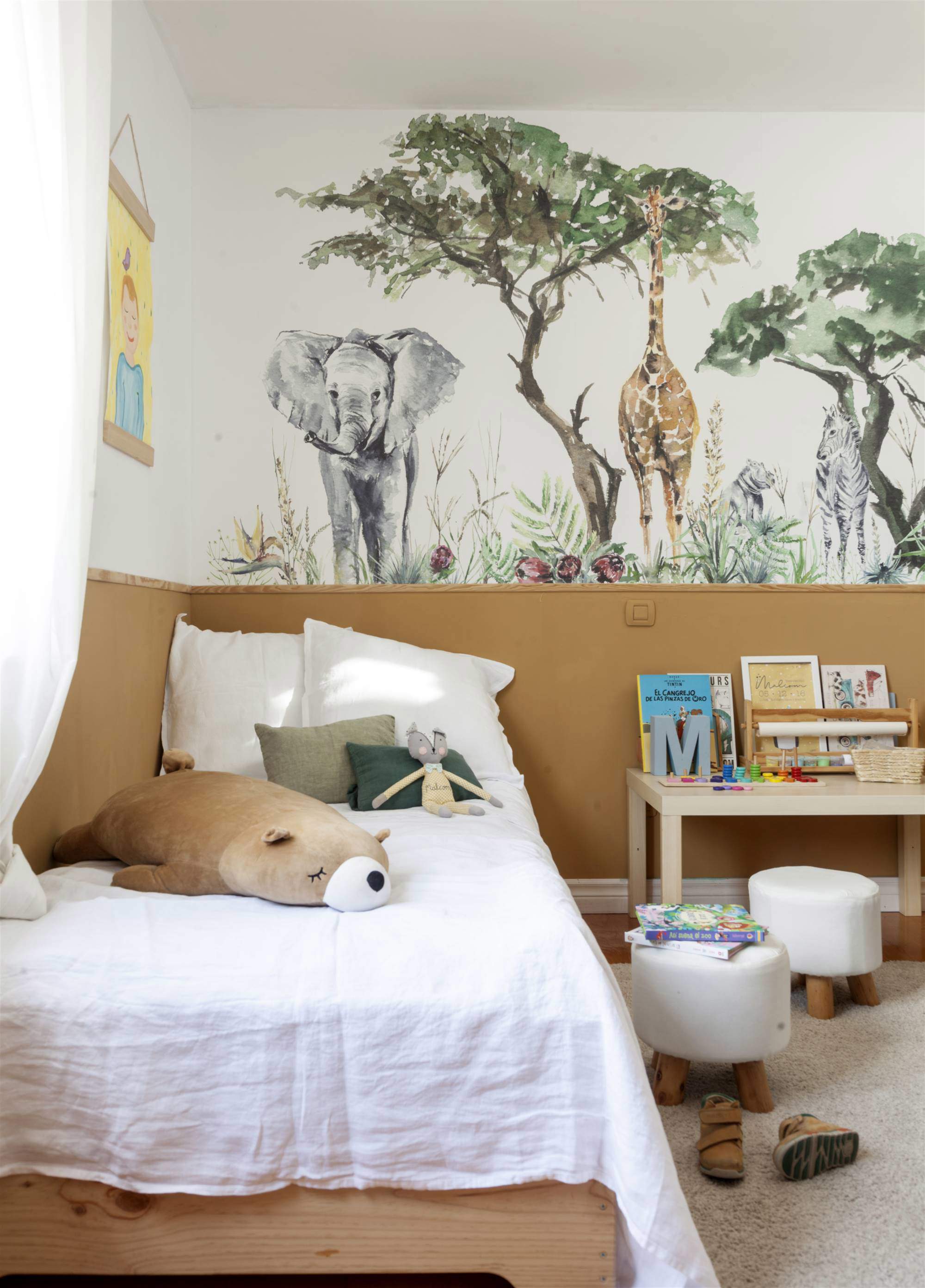 Dormitorio infantil con mural con animales
