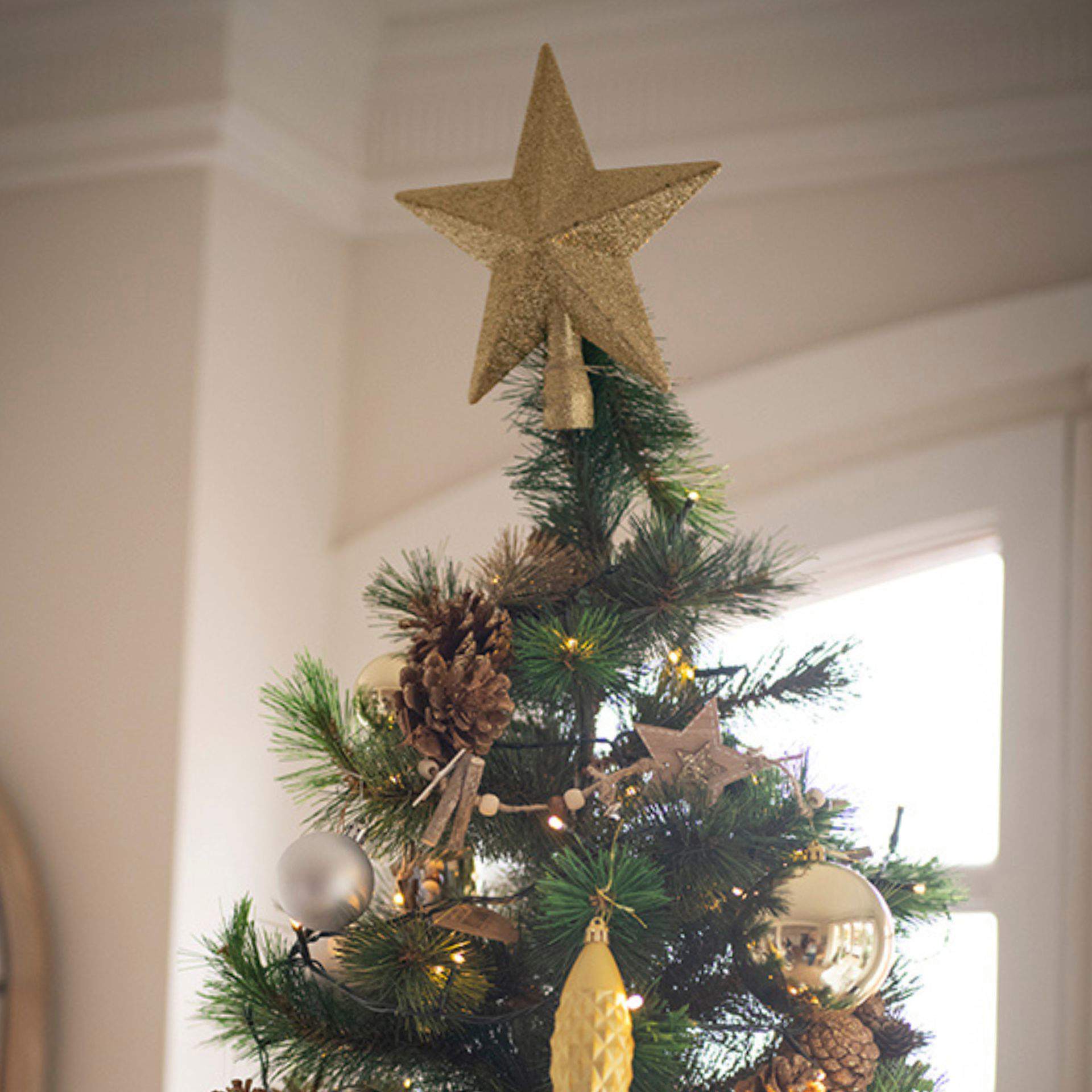 Estrella dorada para la cima del árbol.