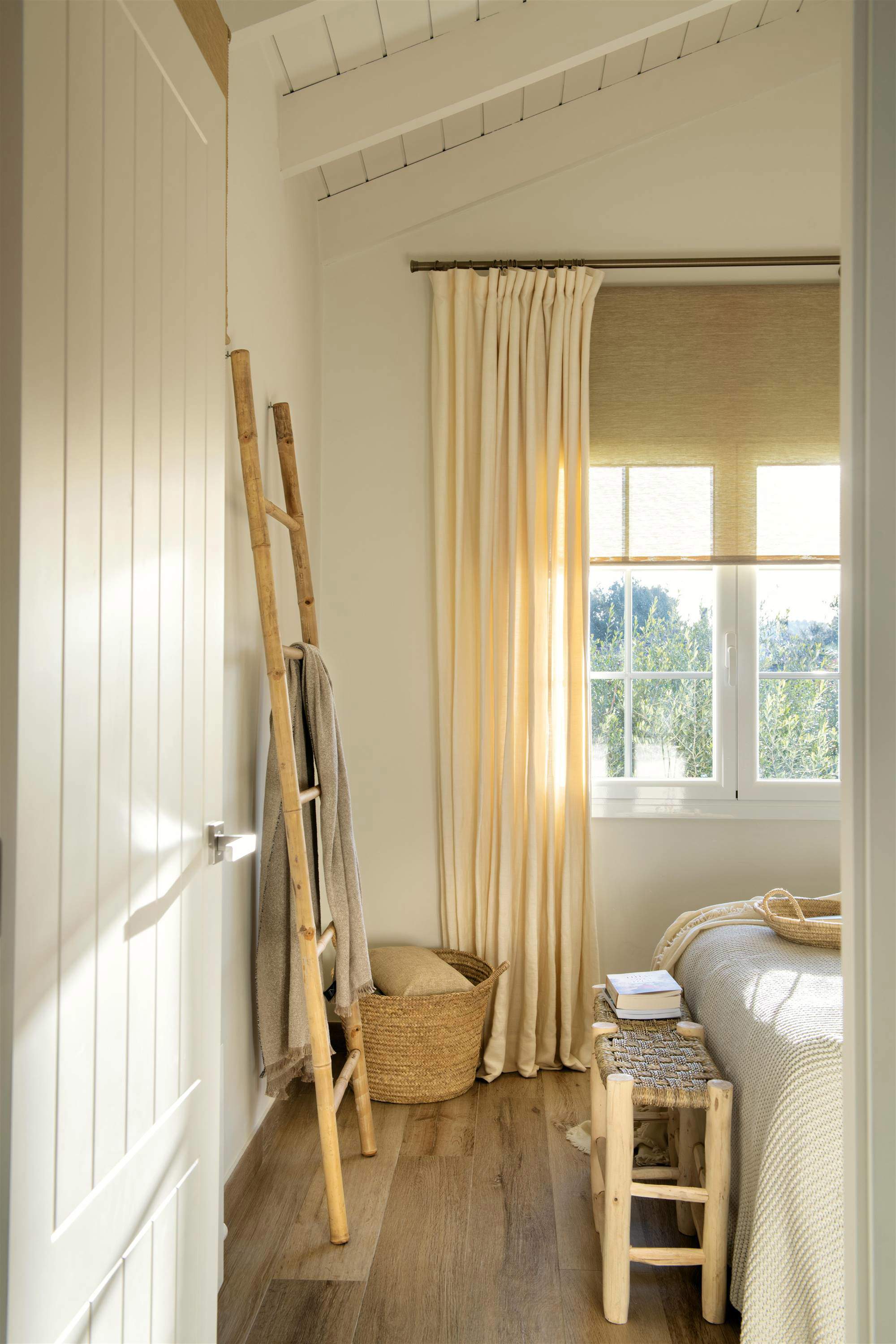 Dormitorio con suelos con acabado madera. 