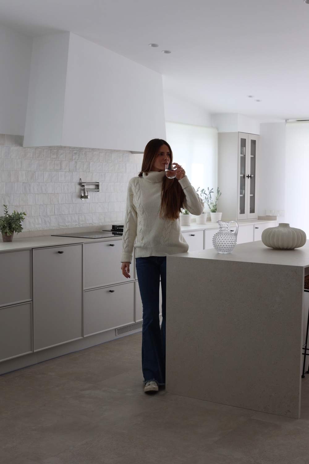 La influencer Natalia Coll en su cocina con electrodomésticos Whirlpool