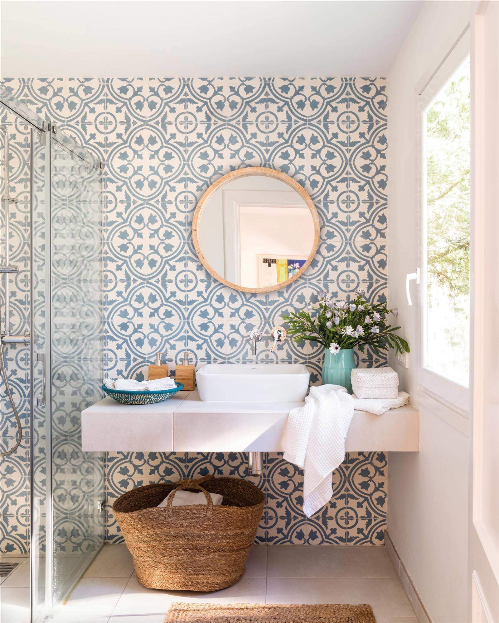 Paredes del baño con azulejo imitación hidráulico.