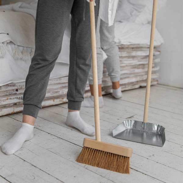 Por qué cada vez más gente pone sal en la escoba: el truco de abuela infalible para añadir un extra de limpieza