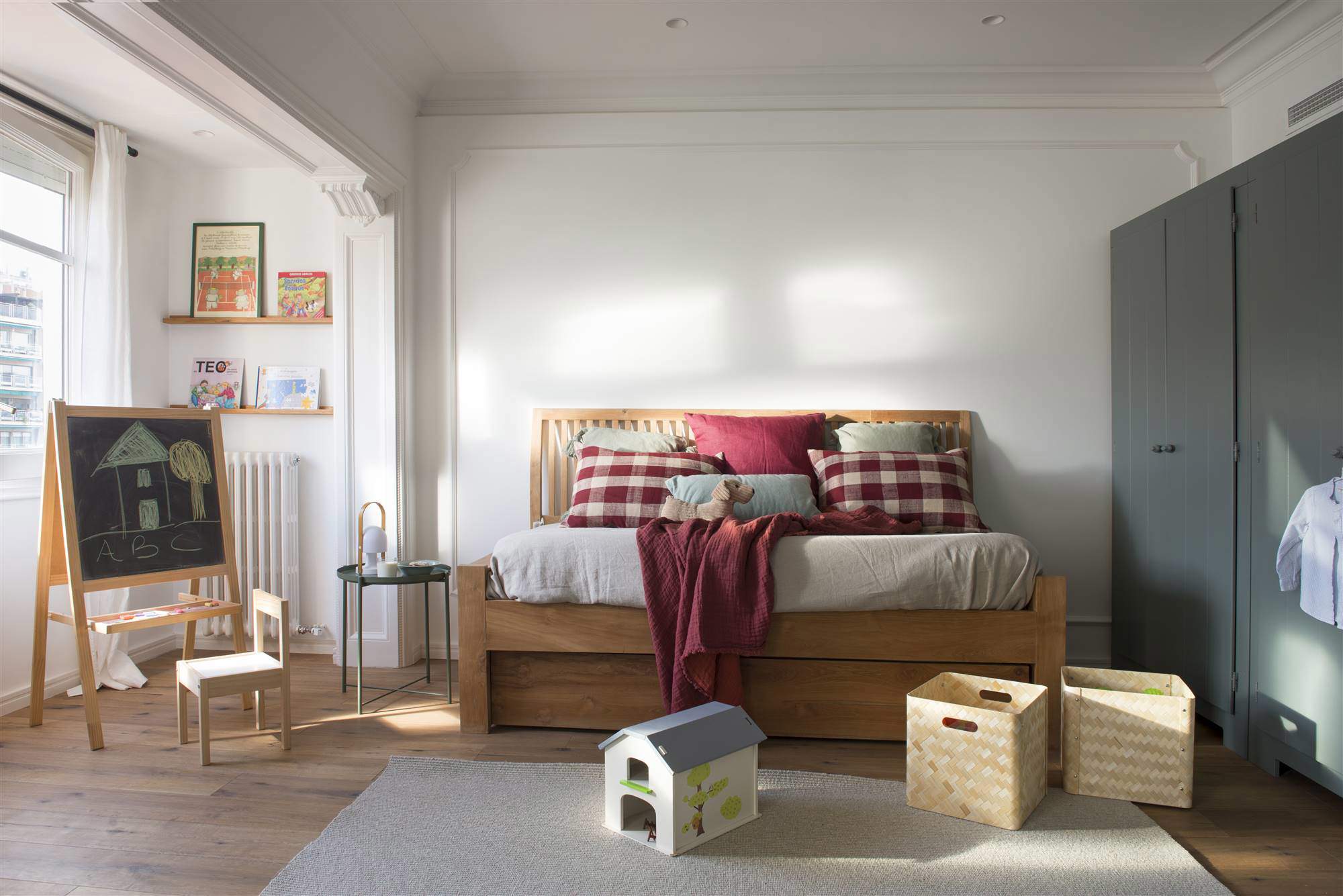 Dormitorio infantil con cama de madera.