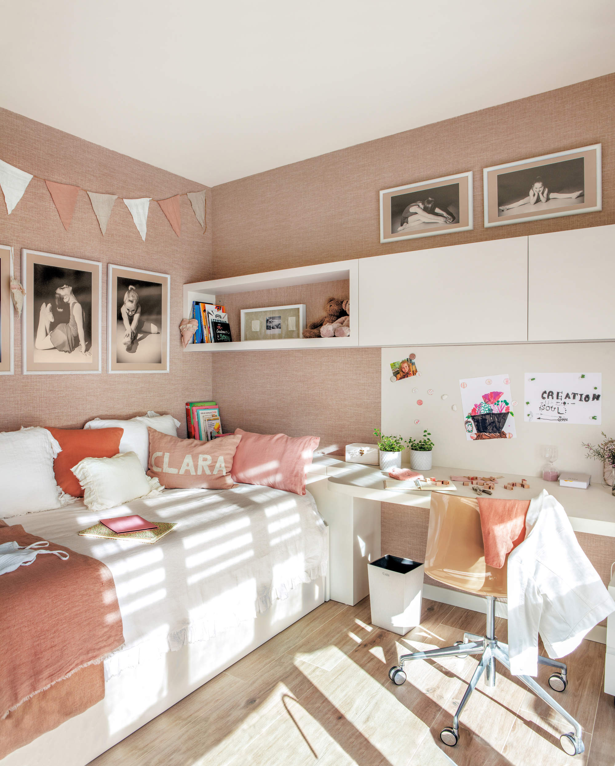 Dormitorio juvenil con muebles blancos y paredes rosas.