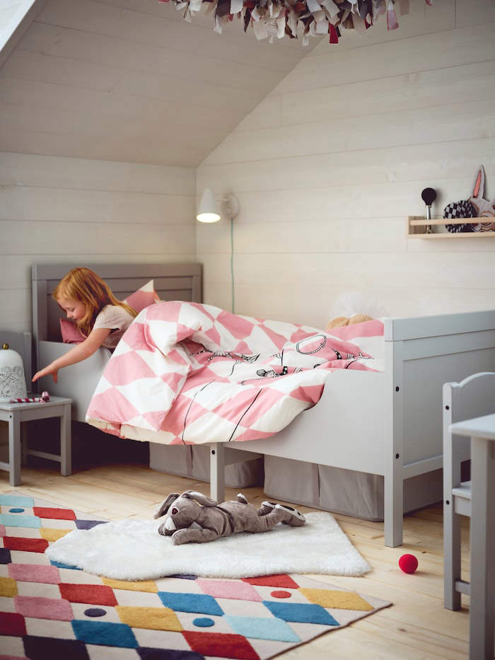 Dormitorio infantil con cama de color gris.
