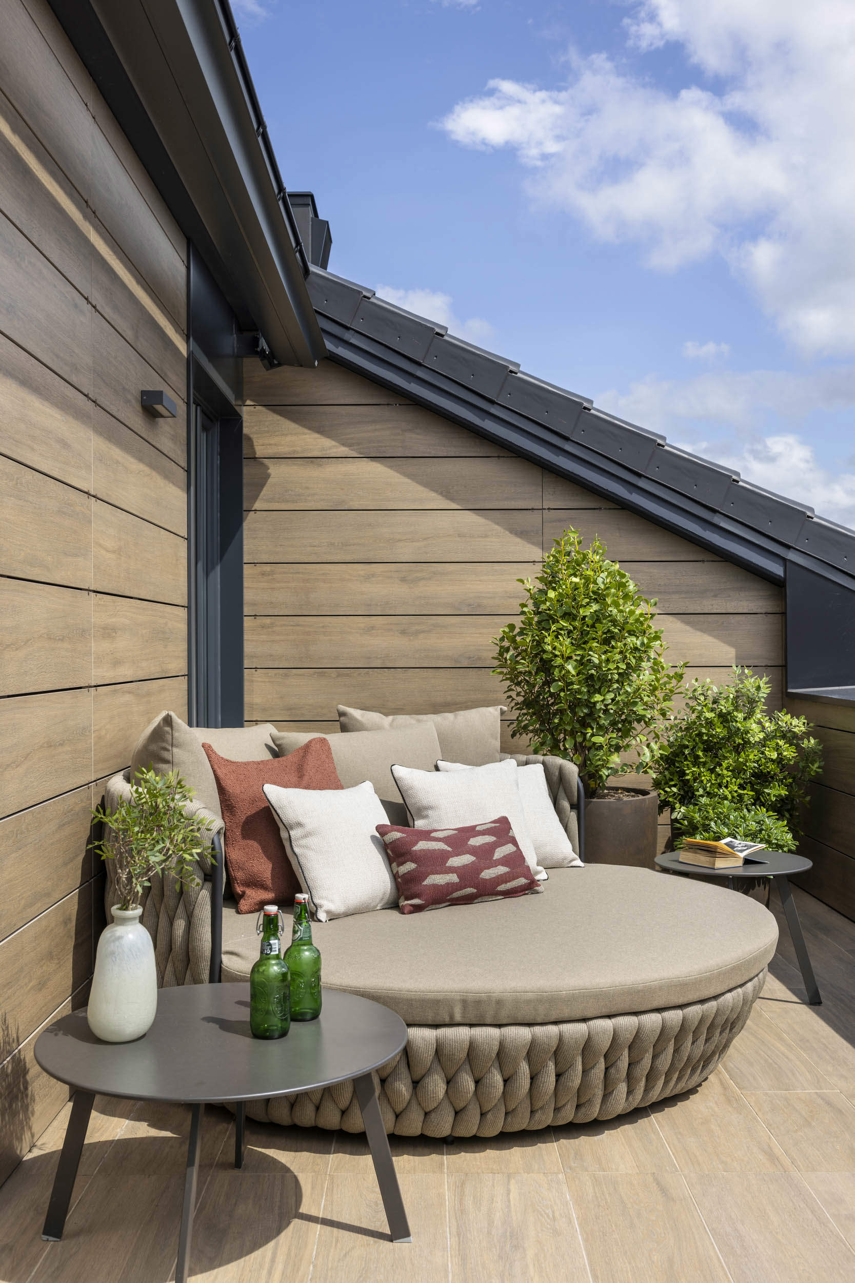 Una terraza chill out con sillón y decoración natural.