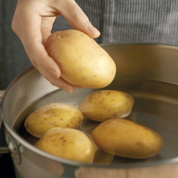 Hervir patatas.