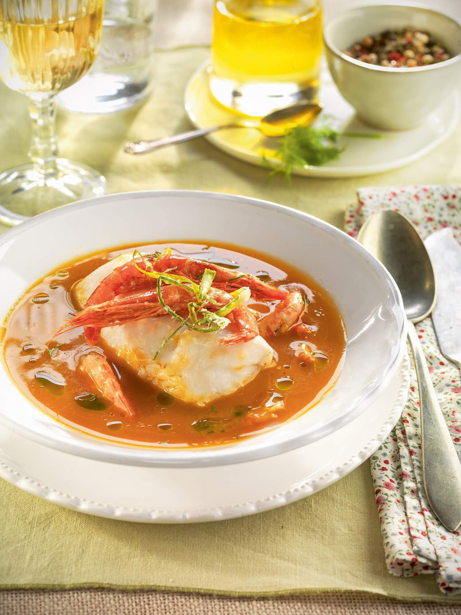 Recetas de sopa de pescado: suquet de merluza y langostinos.