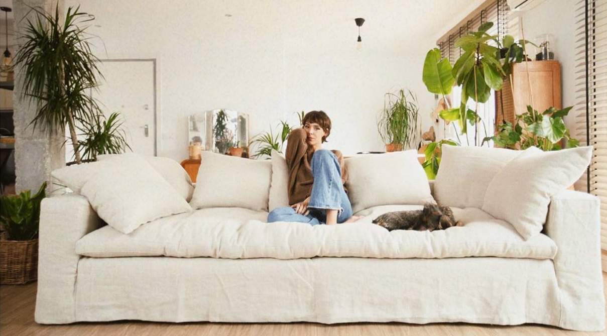 El sofá en tono crudo de grandes dimensiones de Belén Cuesta.