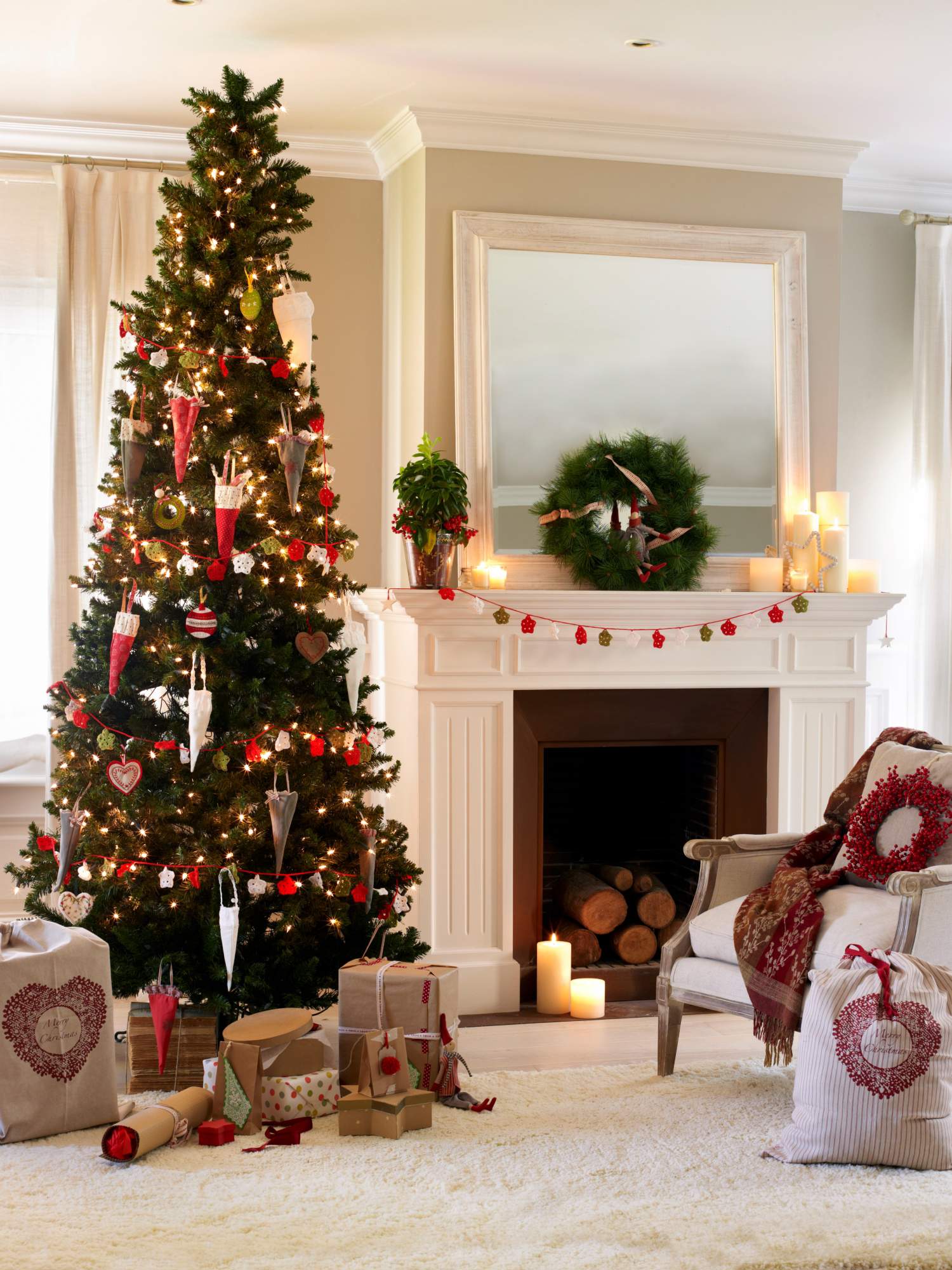 Un salón con chimenea clásica y corona de navidad.