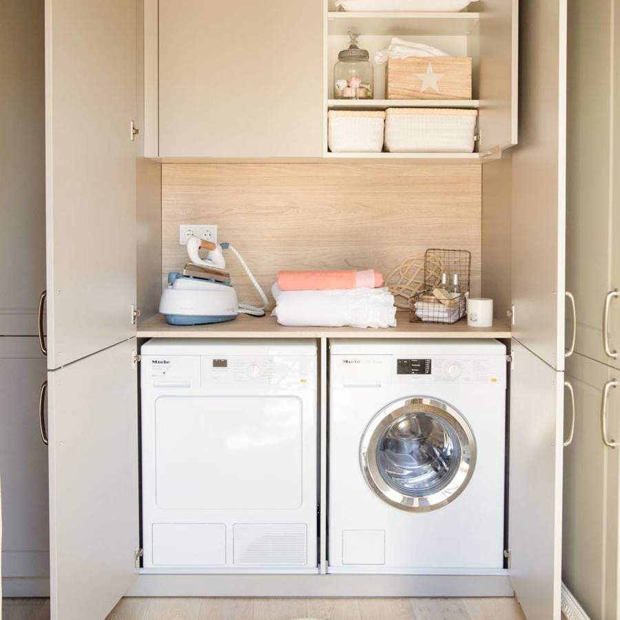 Toma nota de estas 4 ideas para colocar la lavadora en espacios reducidos.