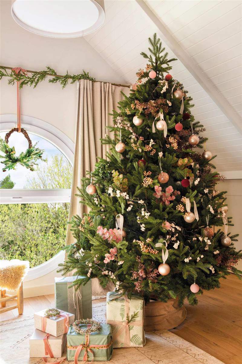Árbol de Navidad decorado con adornos rosas
