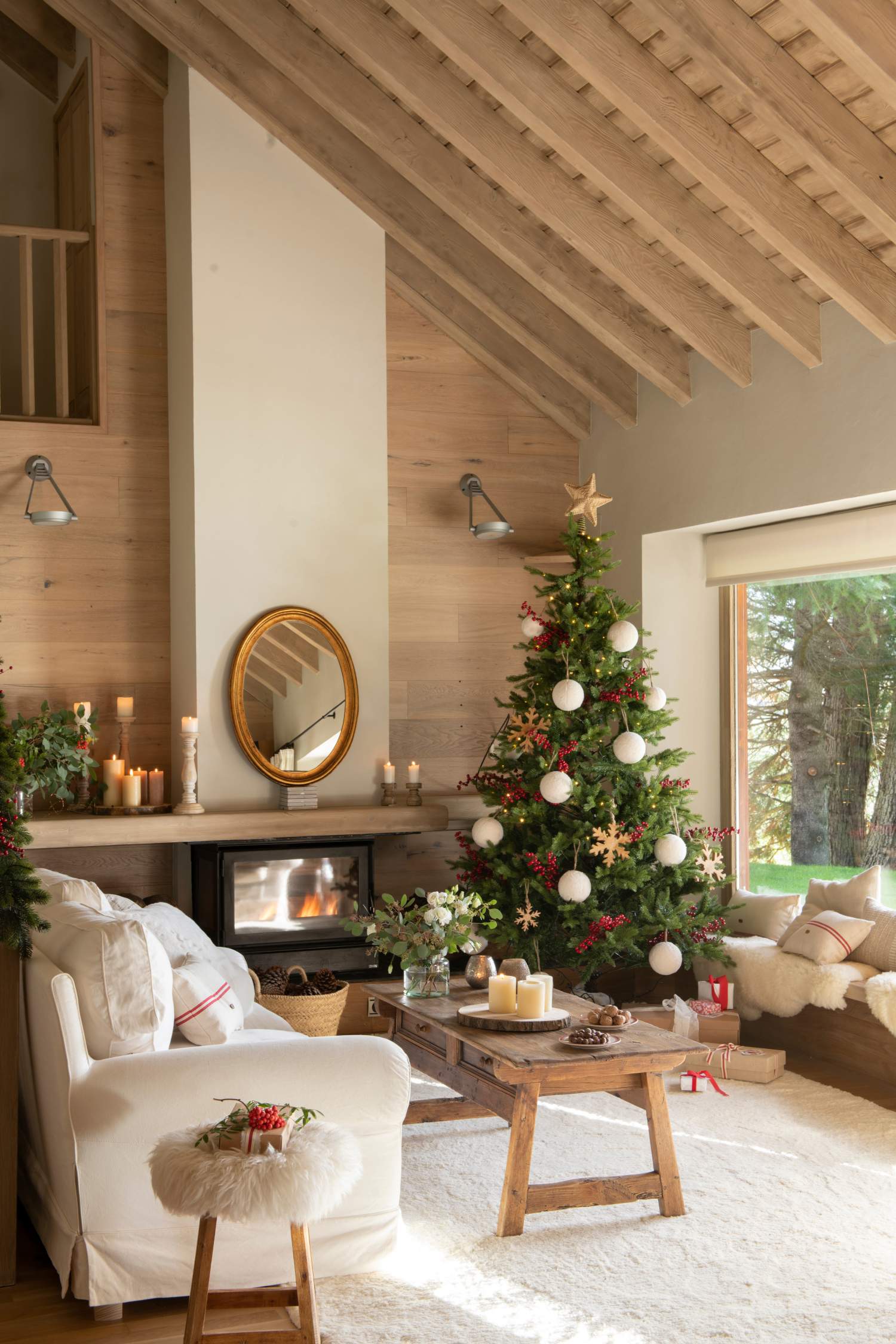 Salón con árbol de navidad.