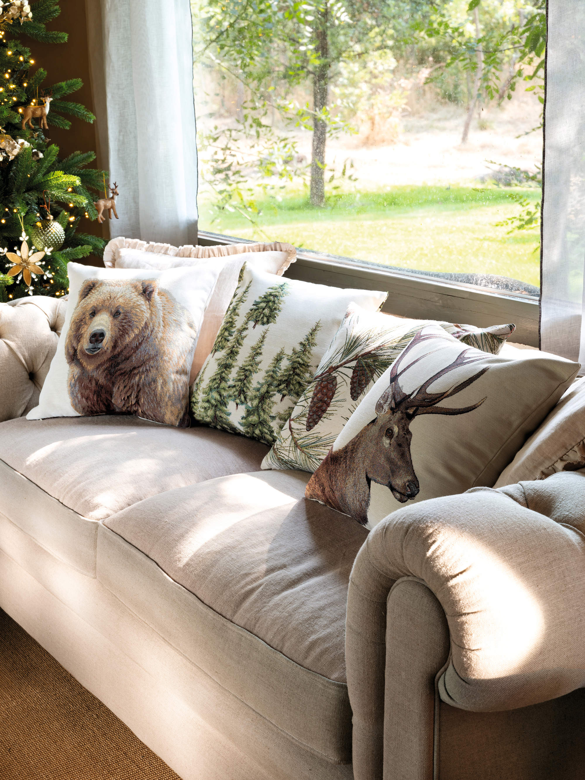 sofa-con-cojines-decorados-con-motivos-de-animales-salvajes-00567365