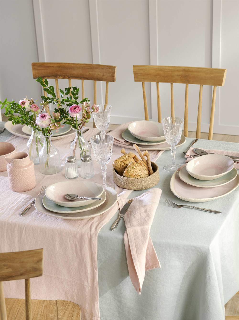 Mesa de comedor con manteles y vajilla en color rosa y verde con look romántico