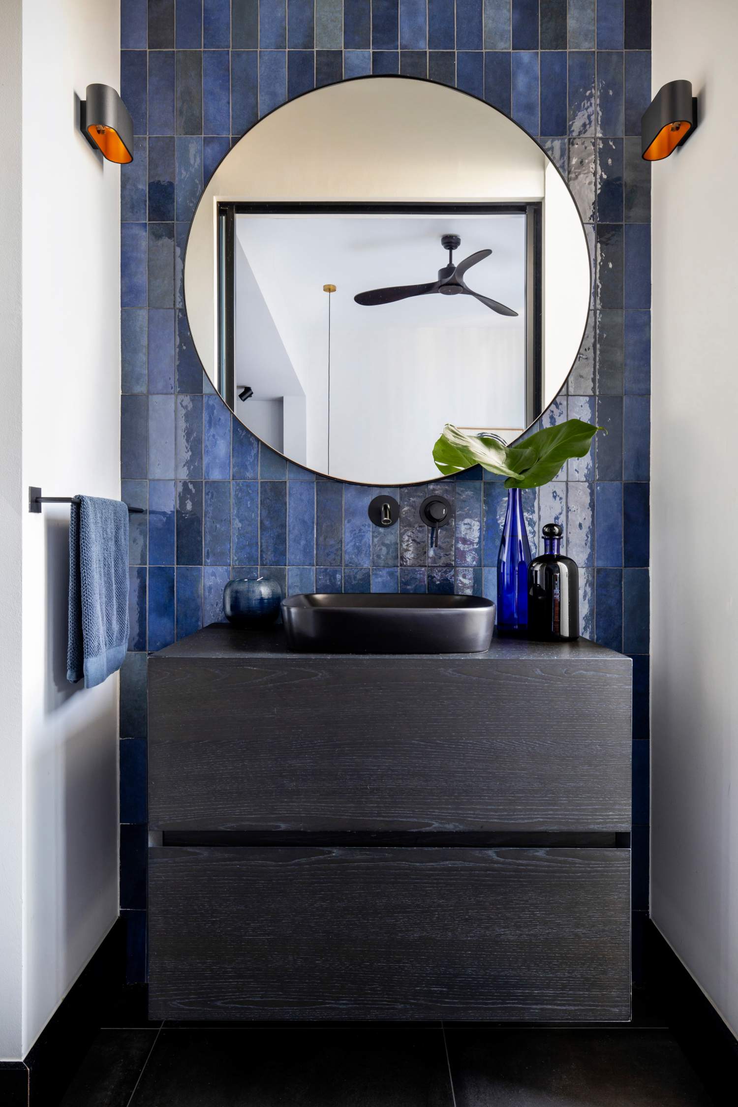 Un baño con carácter y personalidad en azul y negro.