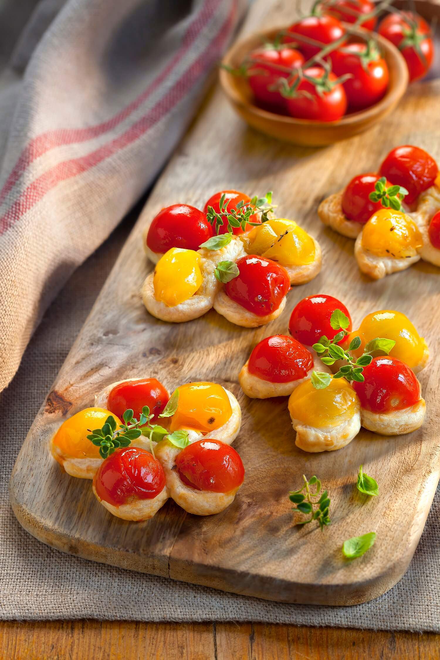 recetas de canape con hojaldre flores de tomatitos