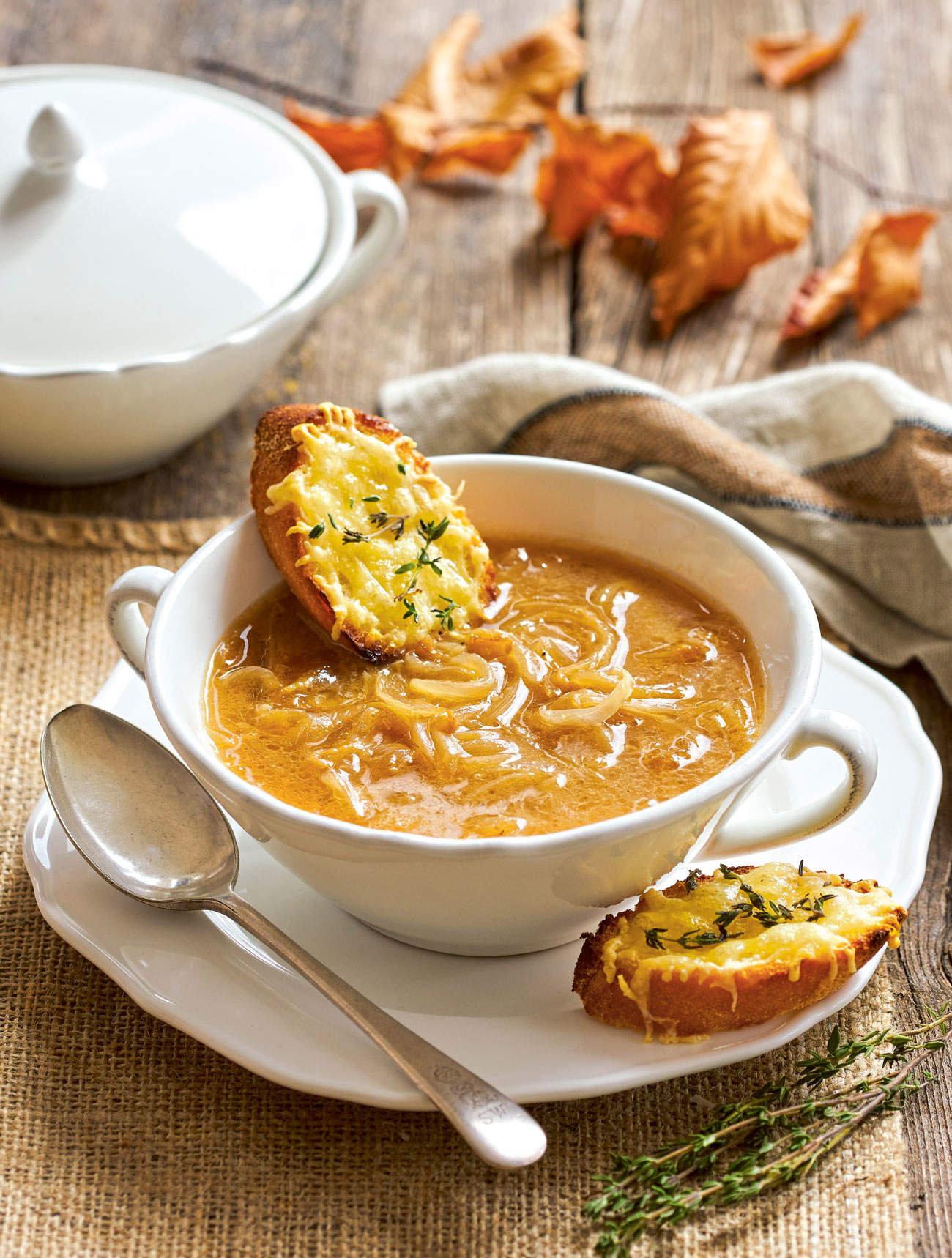 Recetas de sopa: sopa de cebolla gratinada.