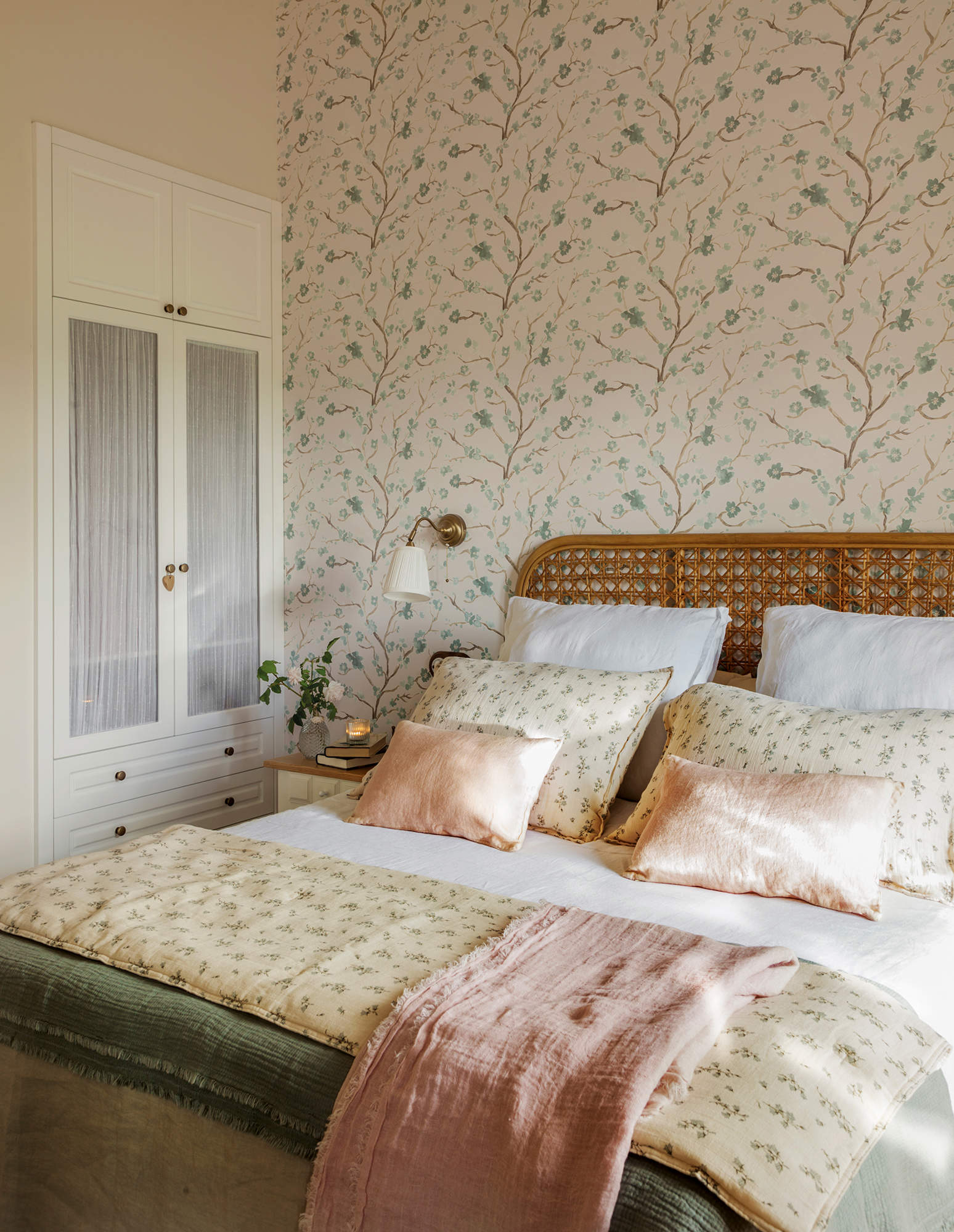 Dormitorio decorado con papel pintado de Leroy Merlin.