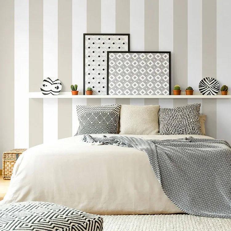Dormitorio nórdico con papel pintado de rayas, de Maisons du Monde