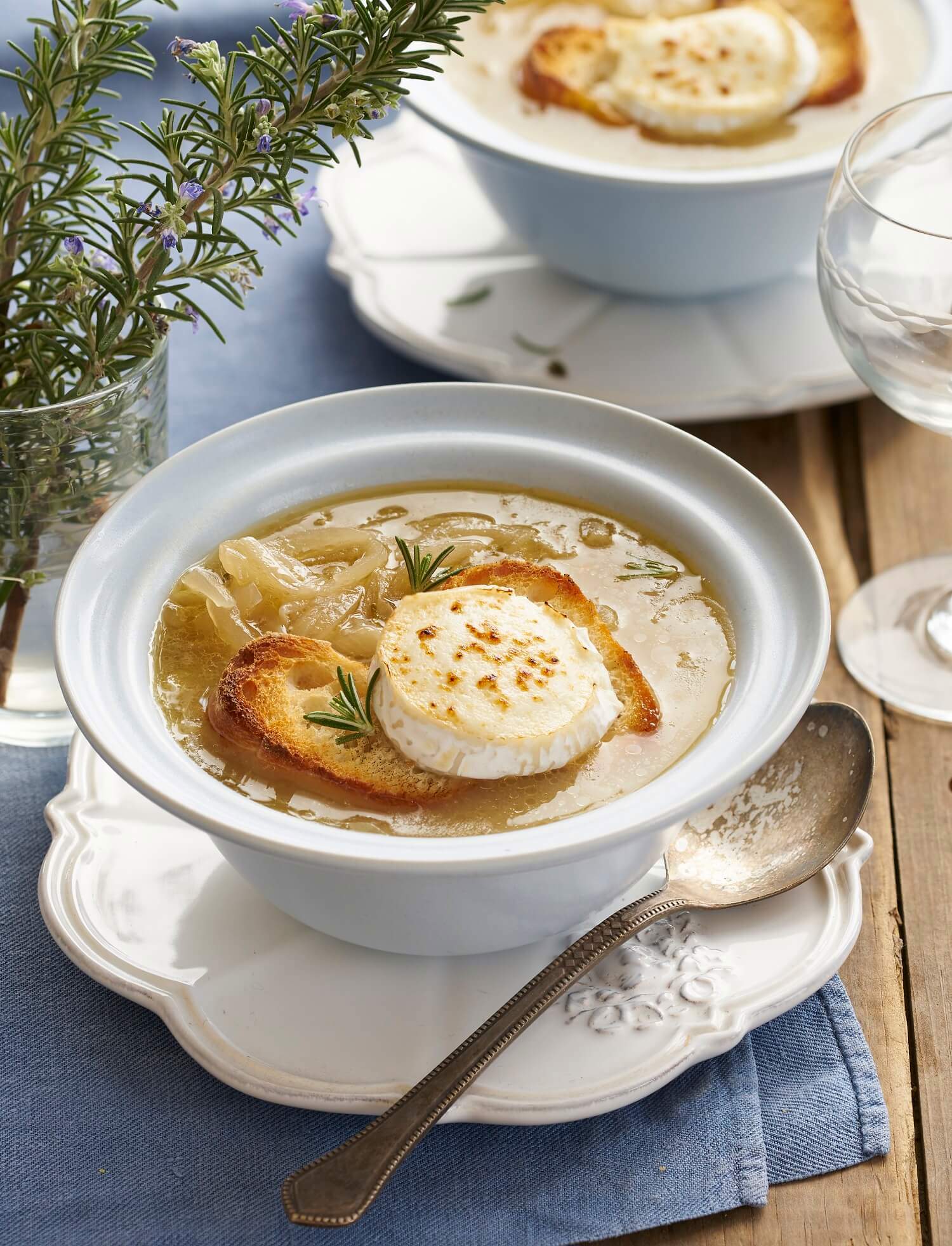 Recetas de sopa: sopa de cebolla al romero con queso de cabra.