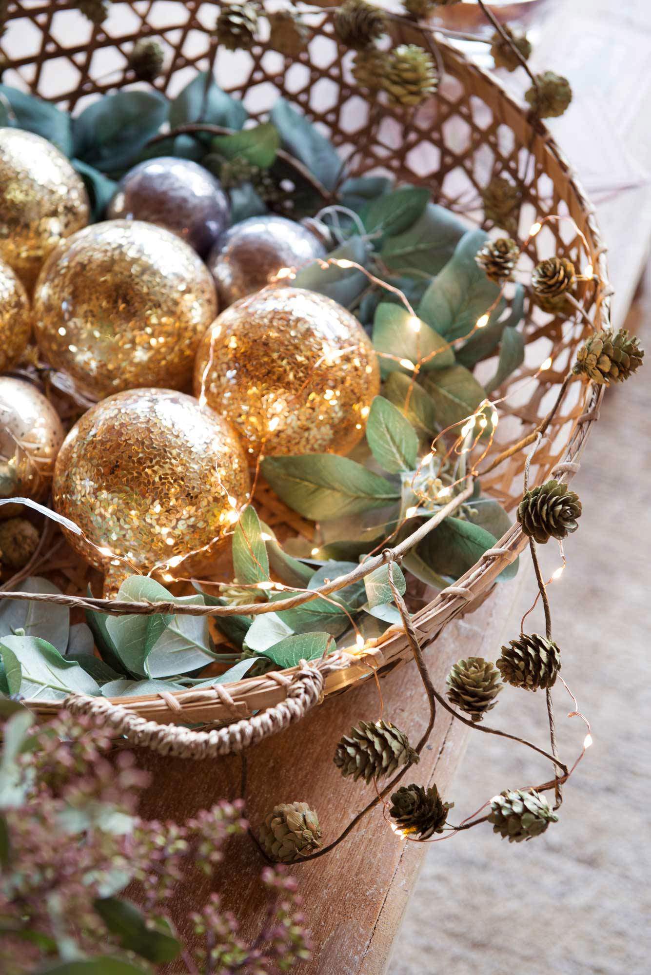 cesta con adornor navidad 