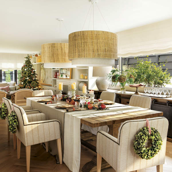 Una casa blanca llena de ideas decorada de Navidad por la revista El Mueble: ¡te encantarán sus toques de color! // V��DEO y FOTOS