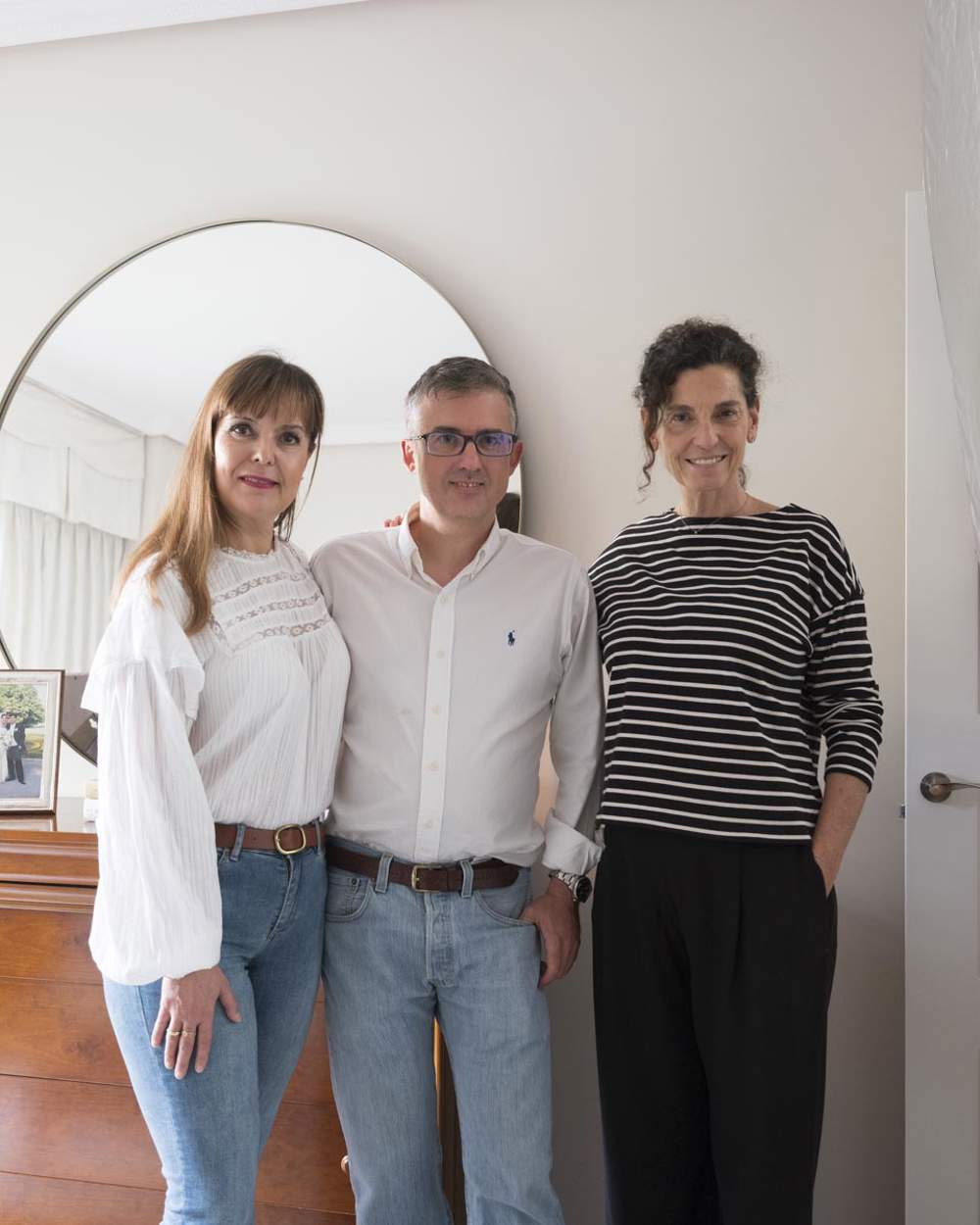 La directora de estilismo de El Mueble, Magda Martínez, con la lectora Gemma Gutiérrez y su marido José Antonio