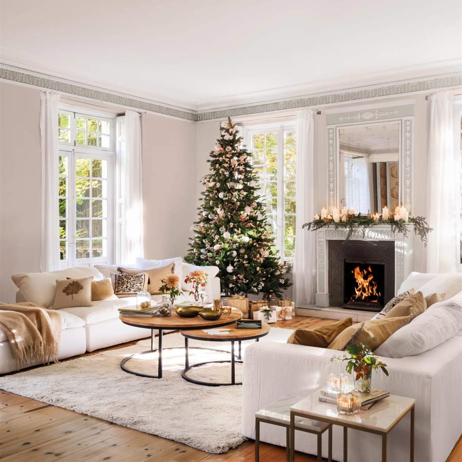 Un salón con árbol de Navidad y chimenea