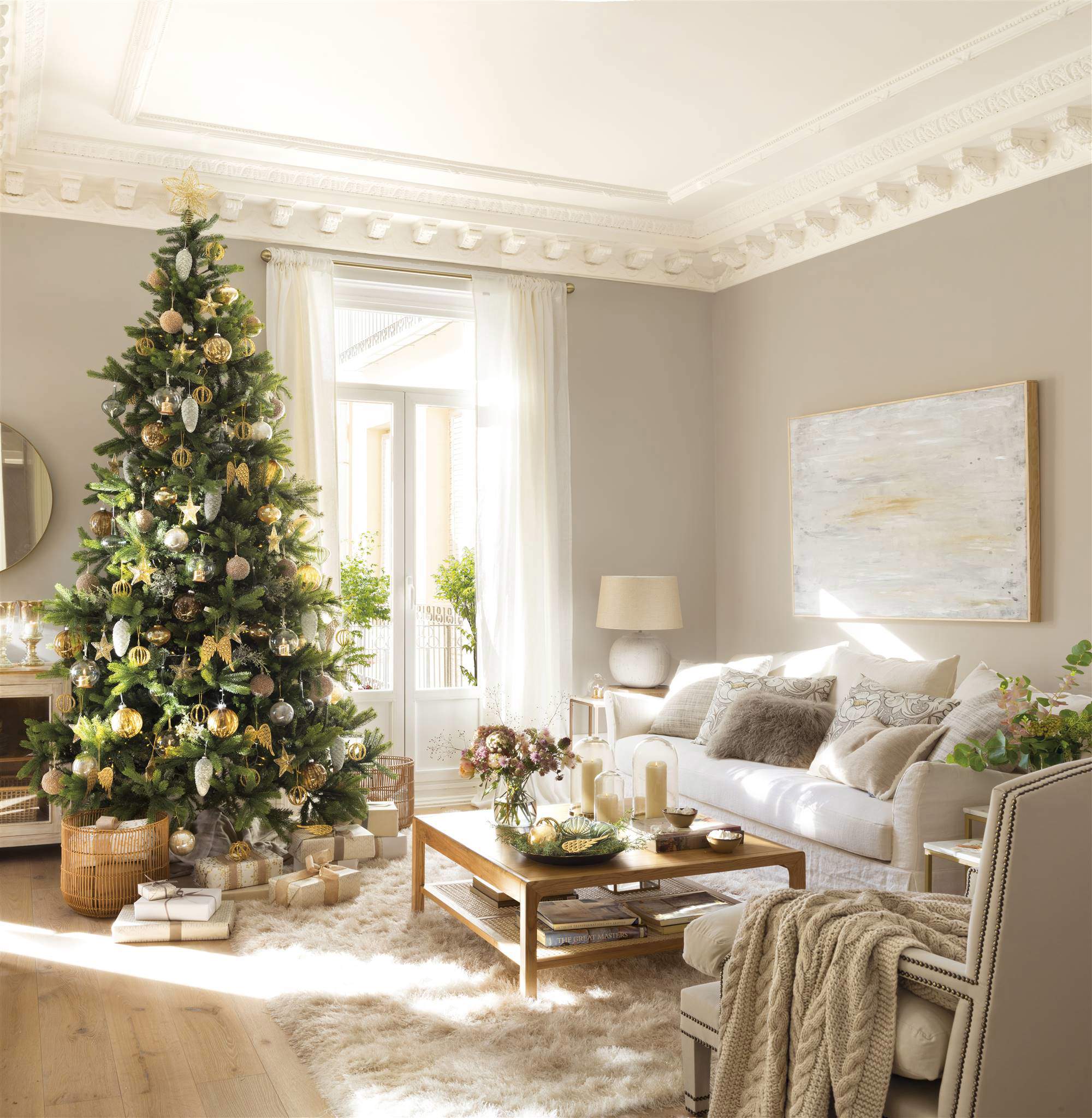 Salón navideño con sofá blanco, paredes grises  y árbol