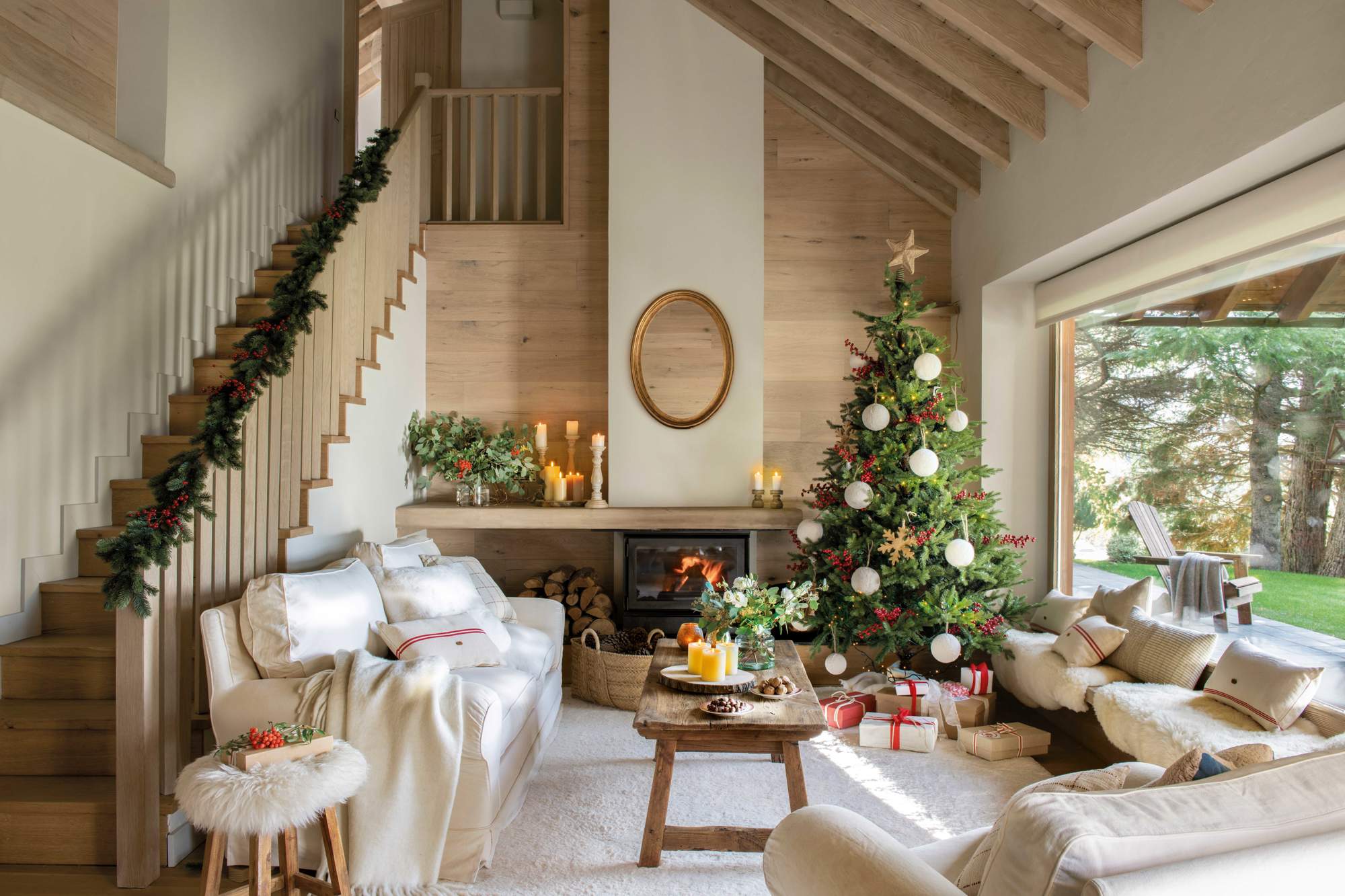 Salón navideño con chimenea, árbol y escalera decorada