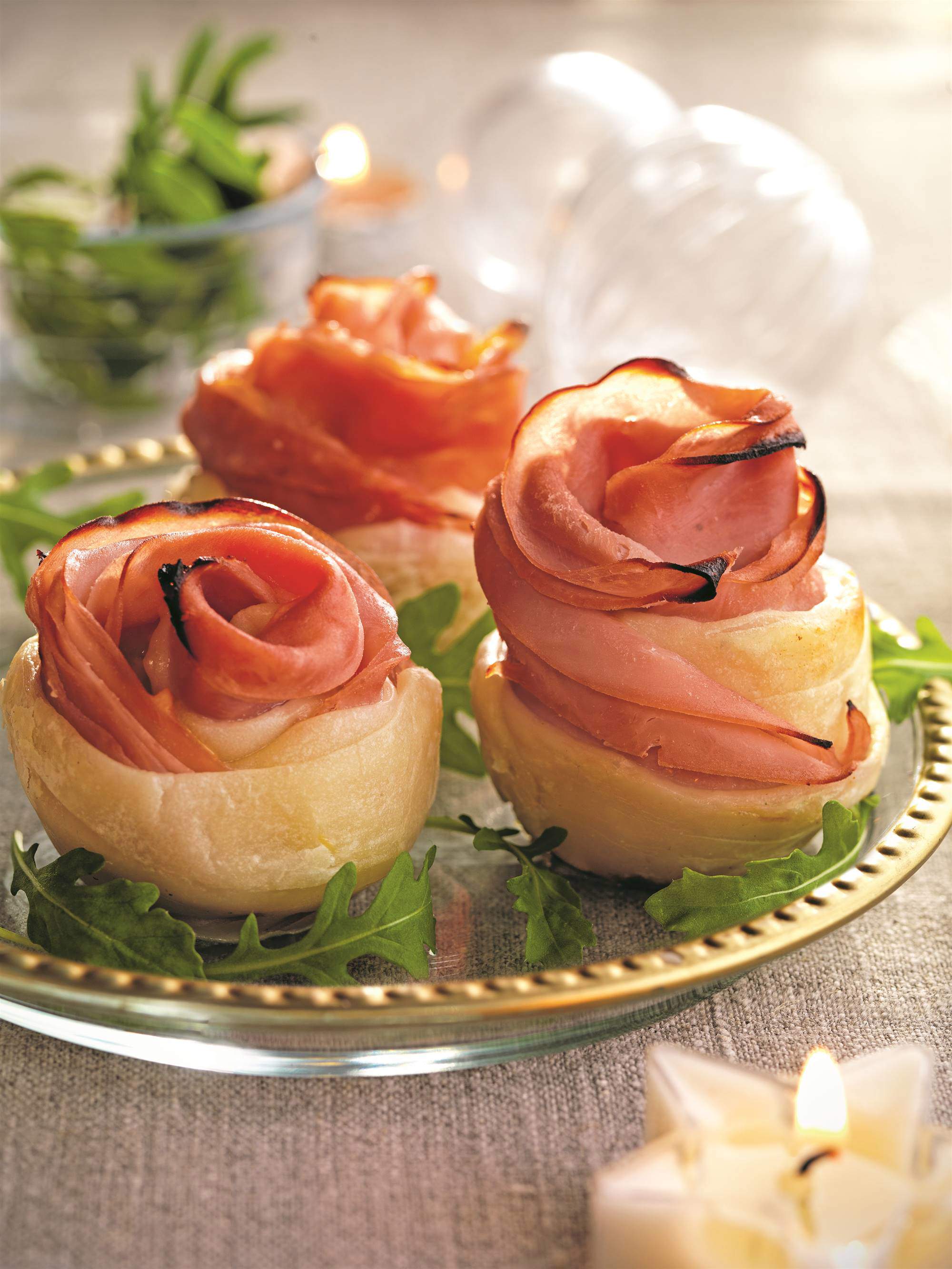 Aperitivos deliciosos y baratos con jamón y beicon: rosas de hojaldre de jamón y queso.