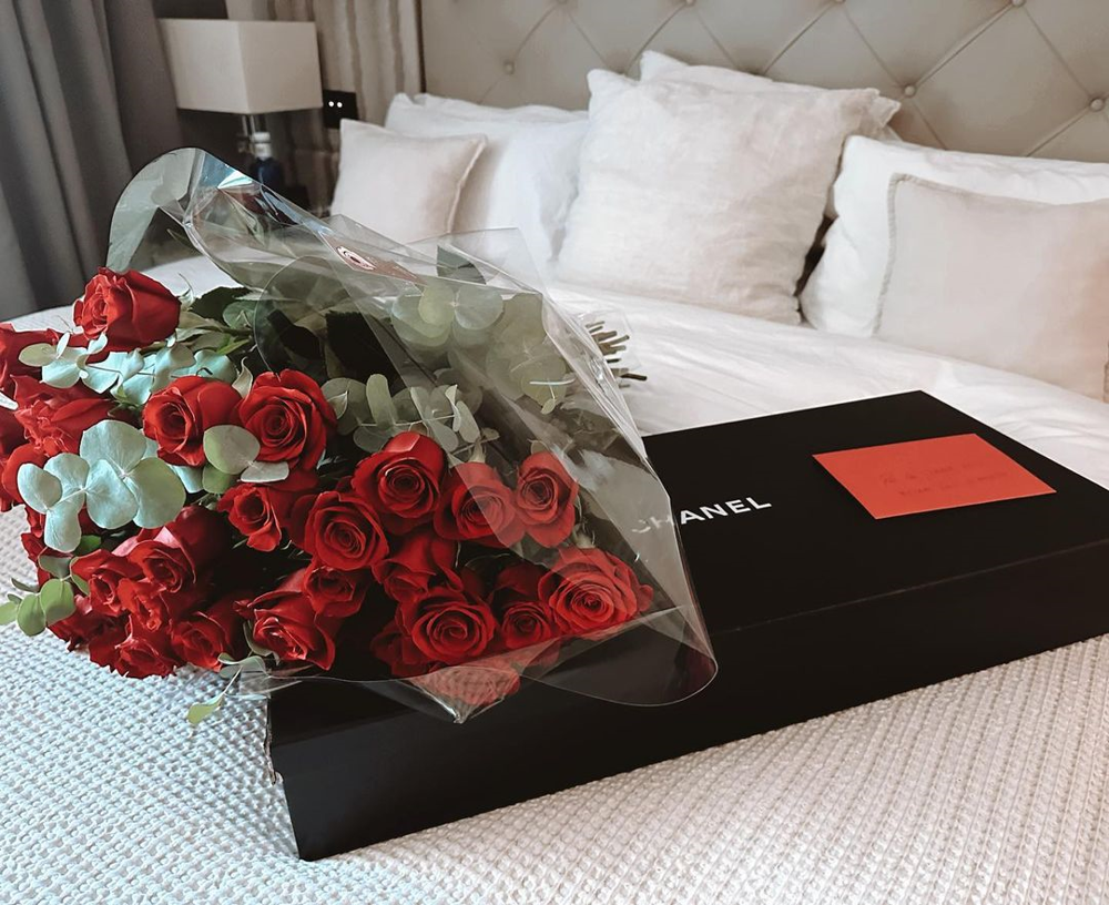 Rosas rojas en el dormitorio principal de la pareja