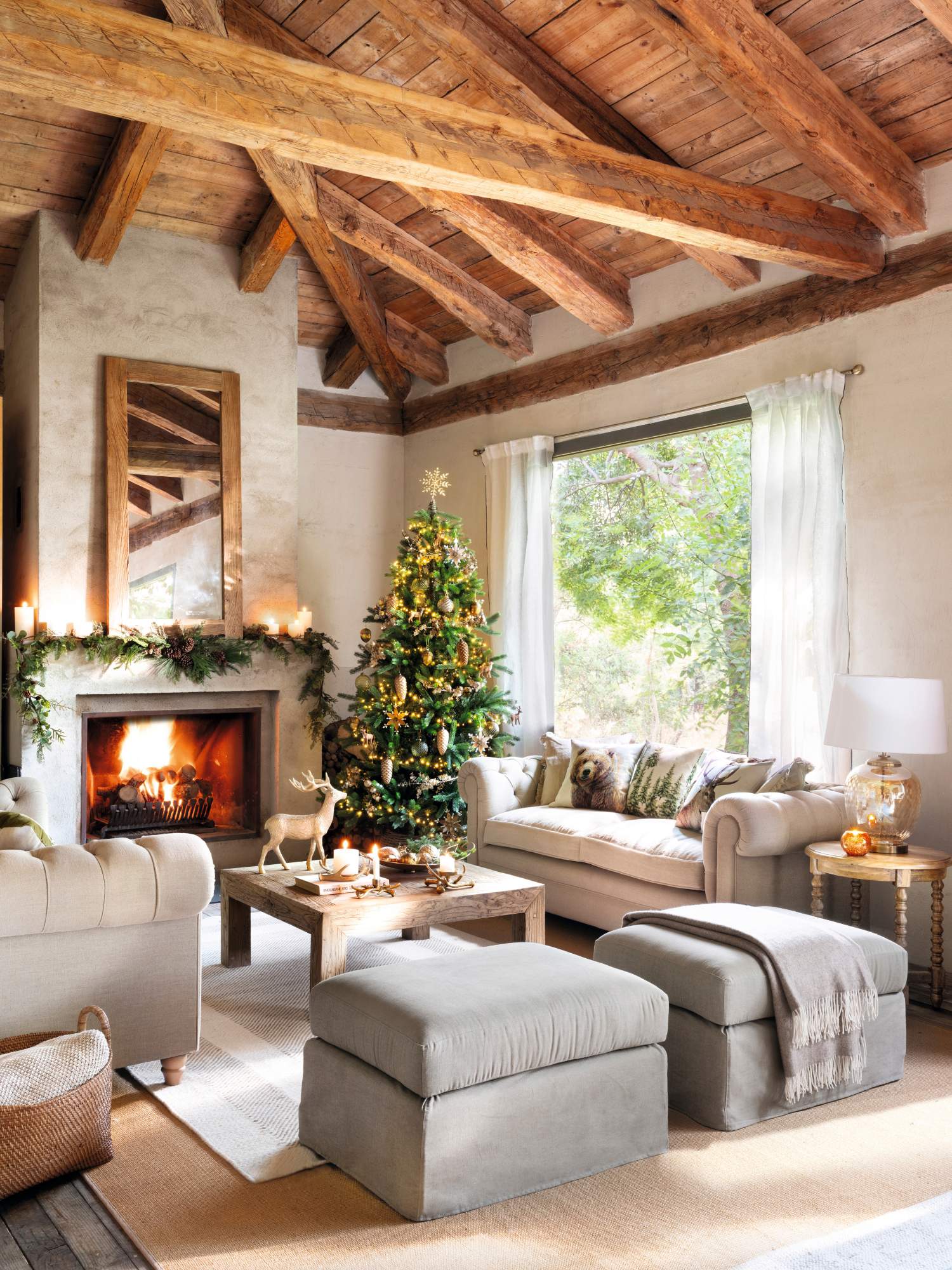 Un salón navideño decorado con árbol y guirnaldas.