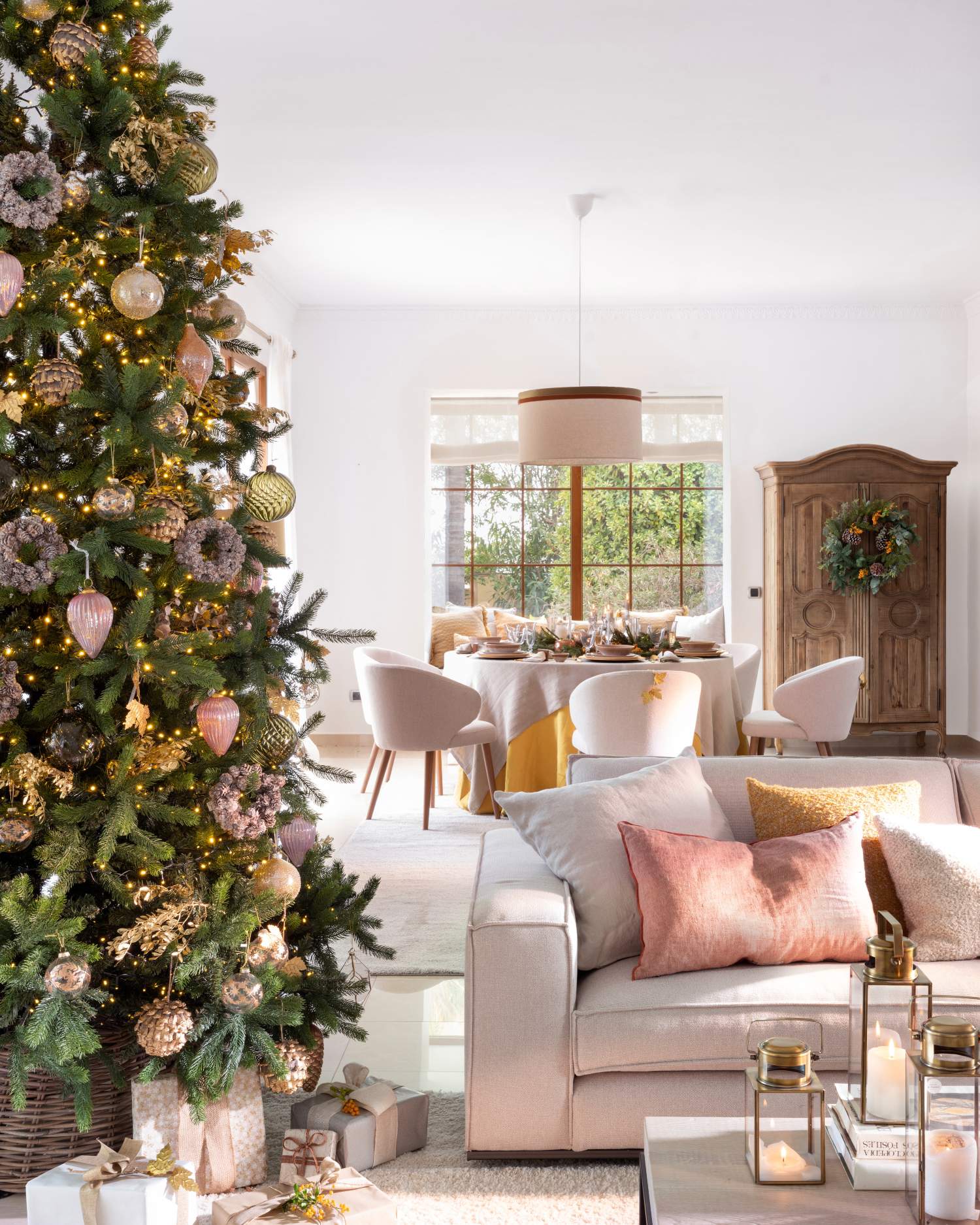 Salón navideño decorado con árbol de grandes dimensiones.