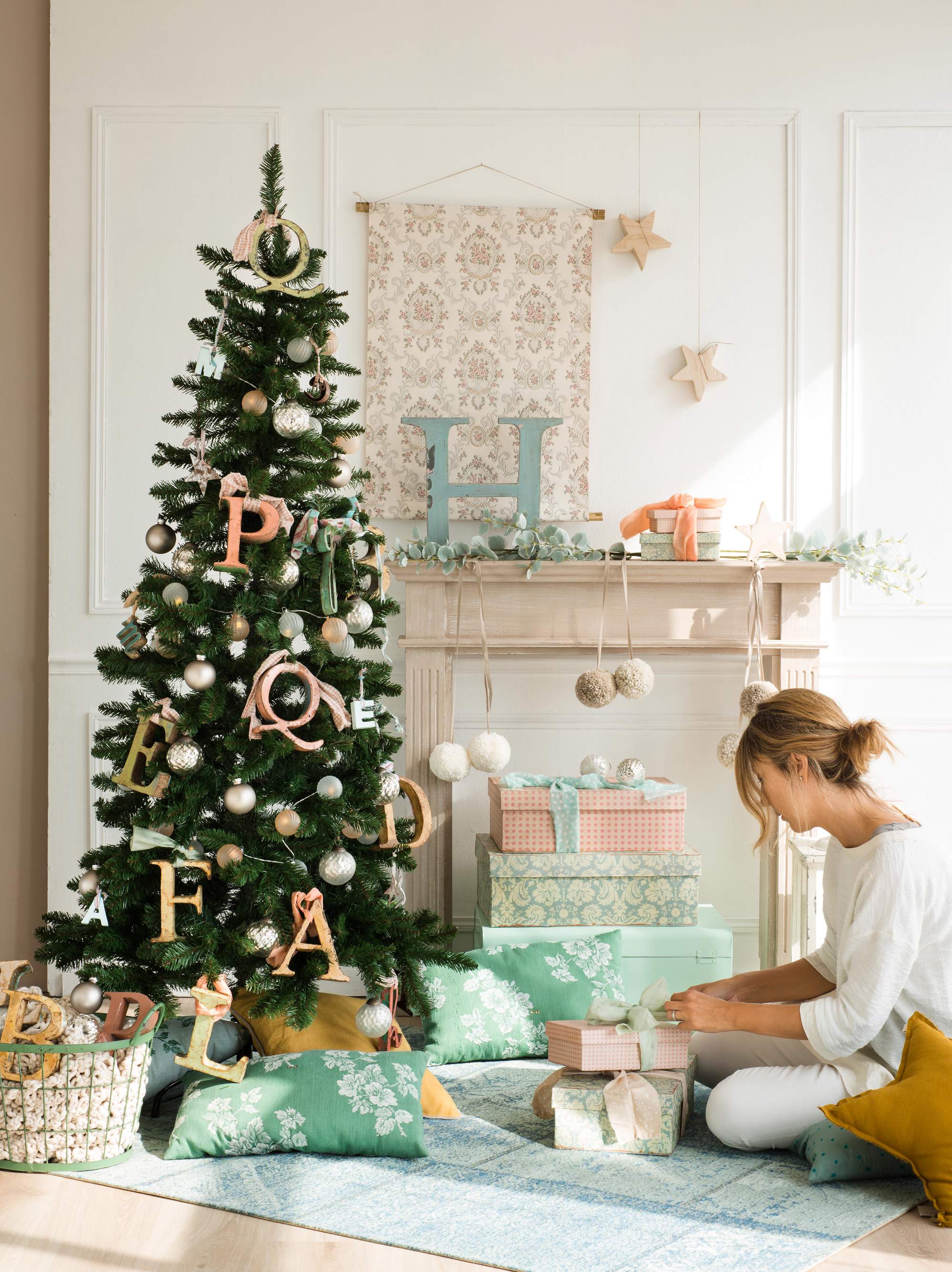 Árbol de Navidad decorado con letras